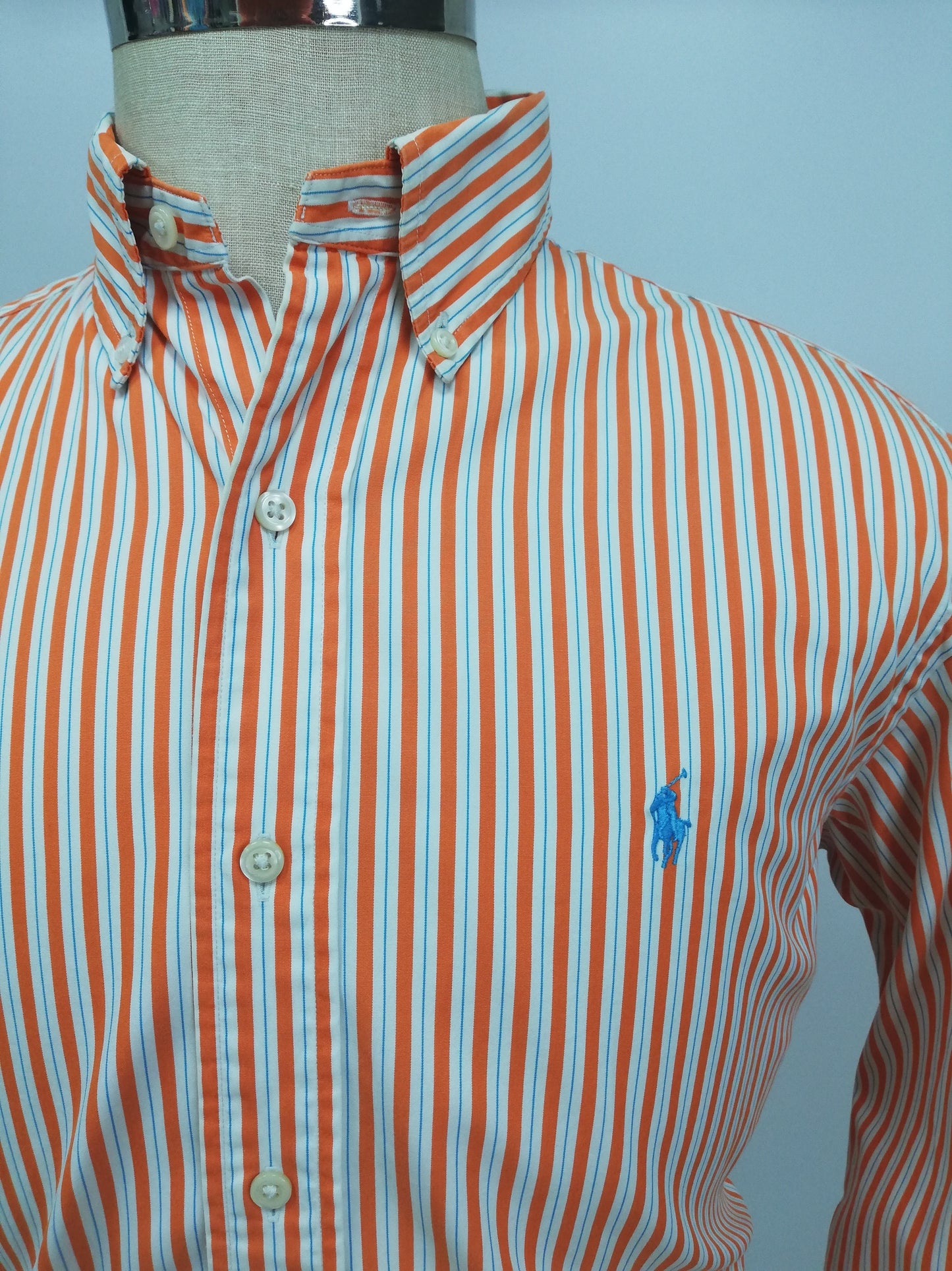 Camisa Polo Ralph Lauren 🏇🏼 color blanco con rayas en color naranja y celeste Talla M Entalle Clásico
