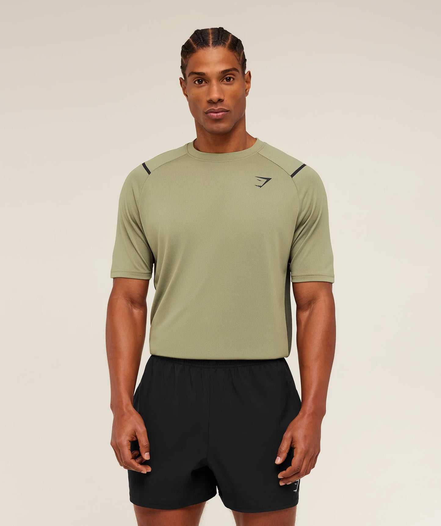 Camiseta de entrenamiento cuello redondo Gymshark 🏋🏽 color verde oliva con líneas y logo en negro Talla L