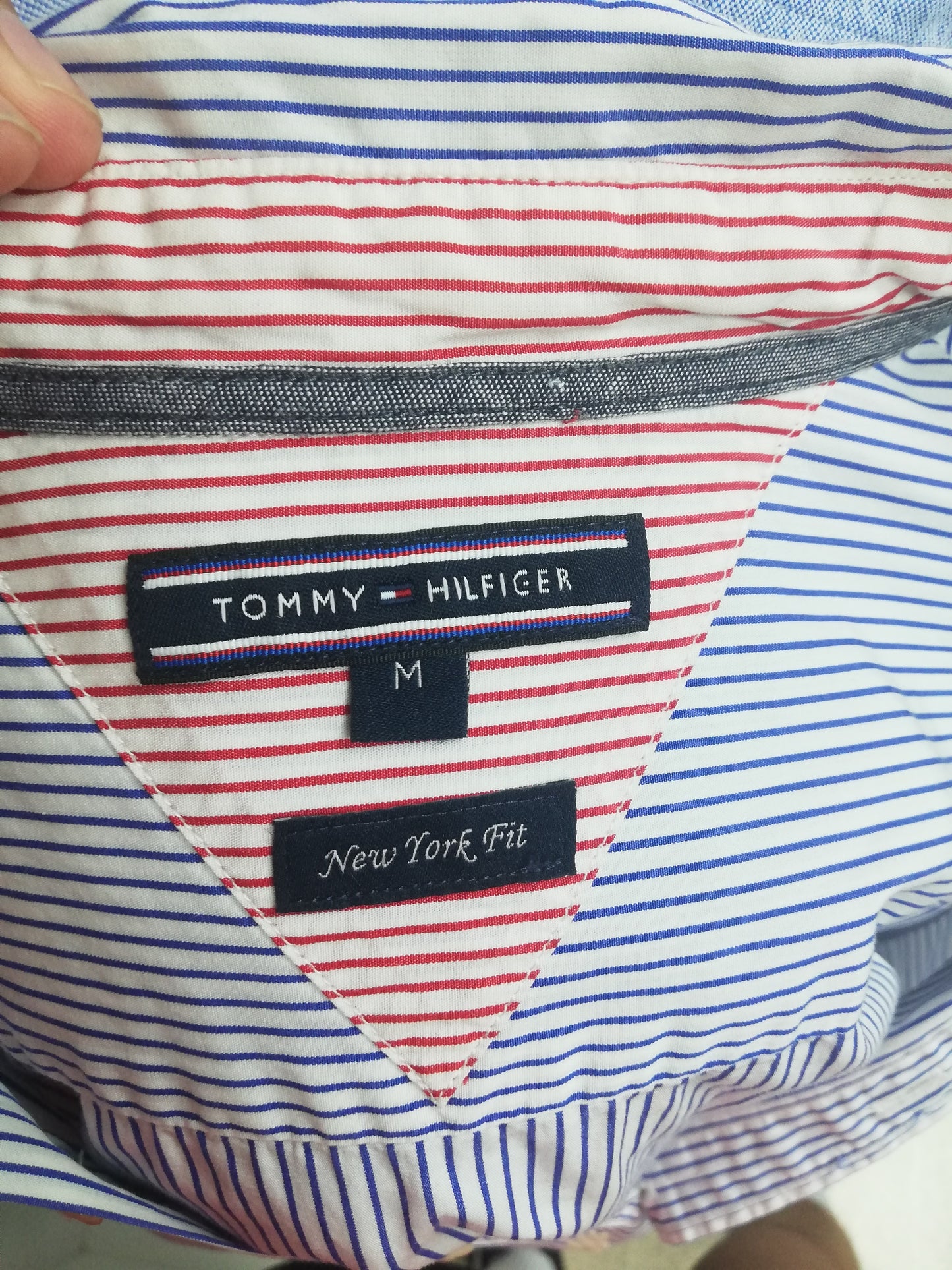 Camisa de botones Tommy Hilfiger 🇺🇸 en color blanco con rayas en color azul Talla M Entalle Regular (ver descripción)