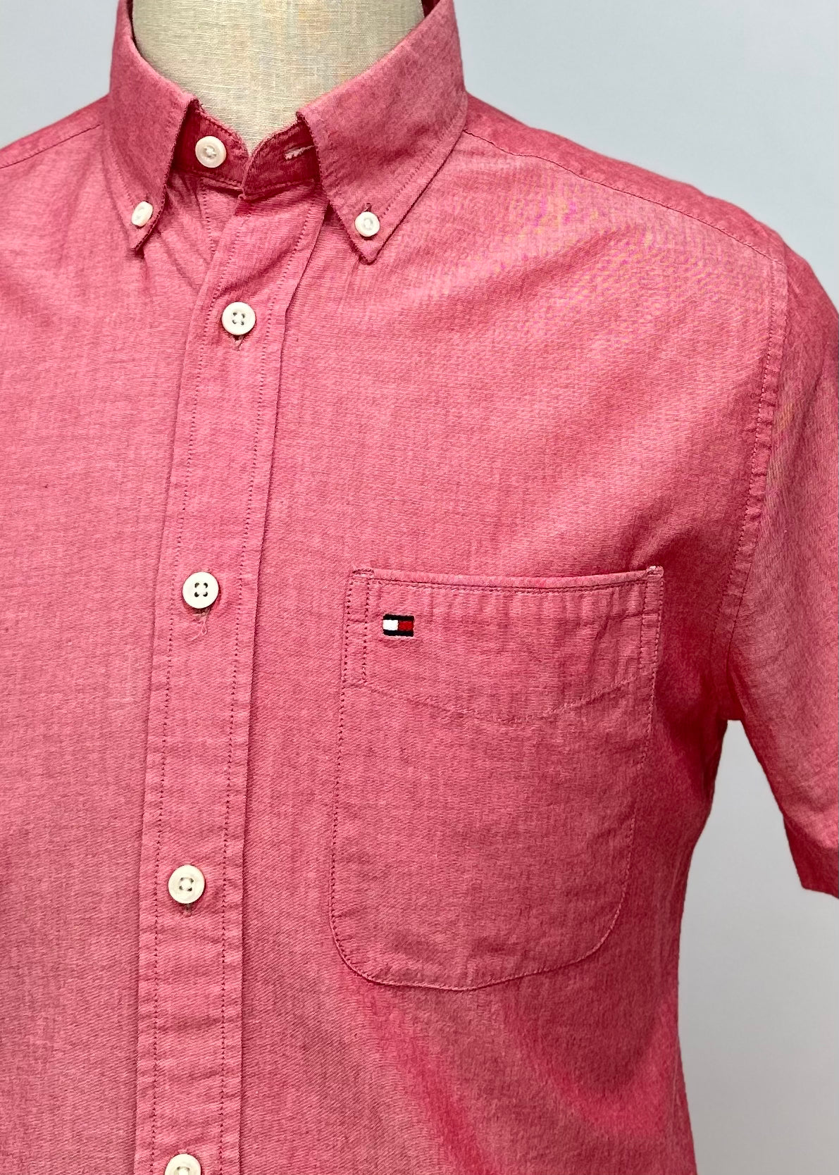 Camisa de botones Tommy Hilfiger 🇺🇸 en color rosado magenta Talla S Entalle Custom Fit