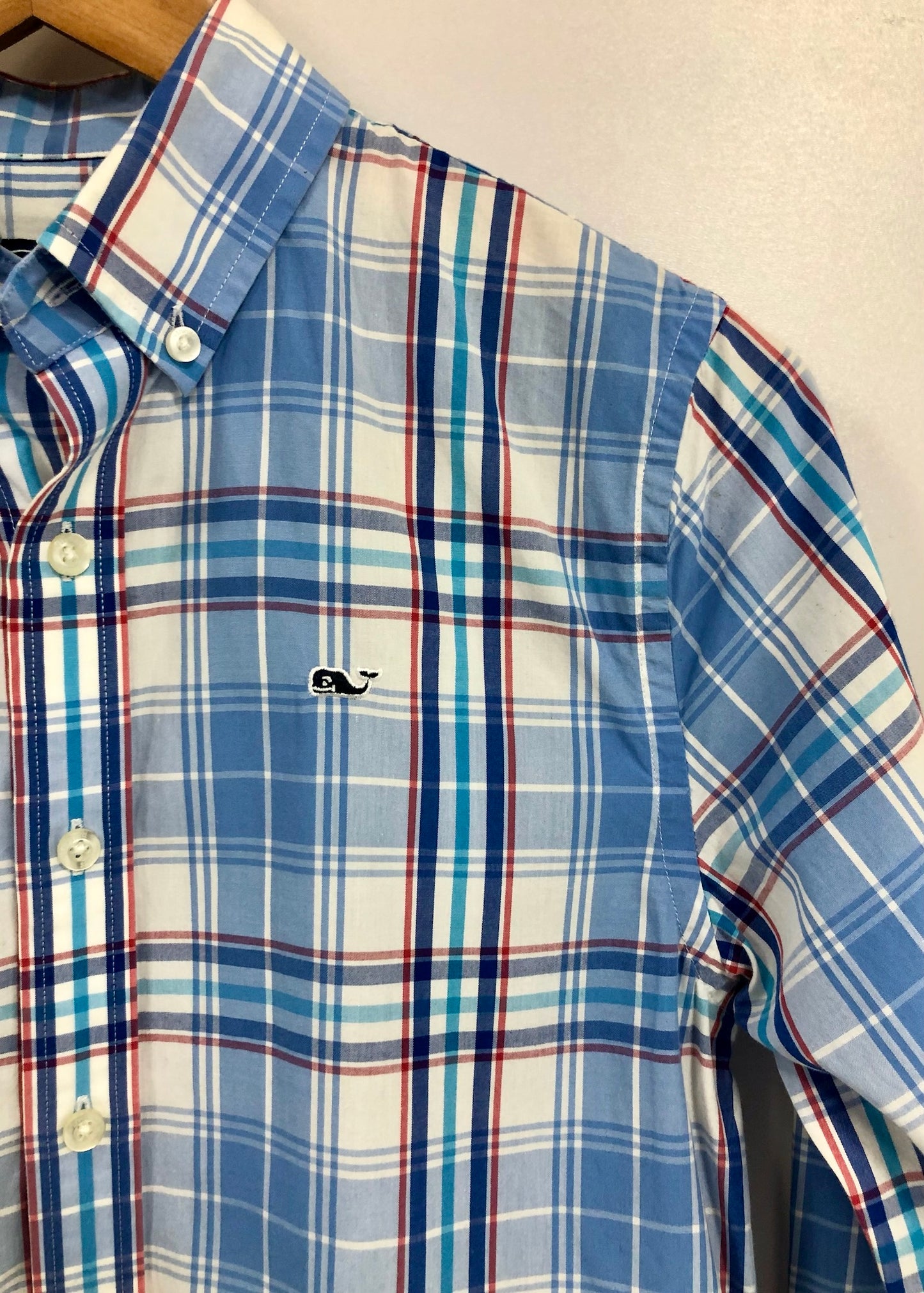 Camisa de niño Vineyard Vines 🐳 con patrón de cuadros en color azul, blanco y rojo Talla M (12-14) Entalle Regular