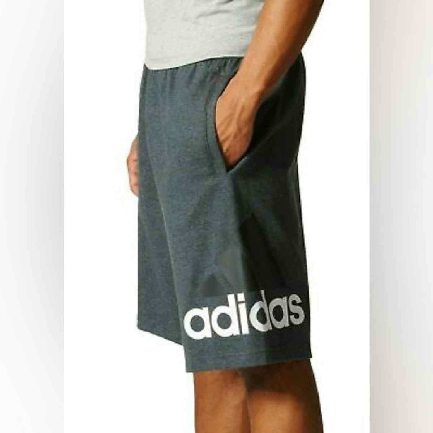 Short Lounge Adidas 🏃🏻‍♂️ color gris oscuro y logo en blanco Talla L