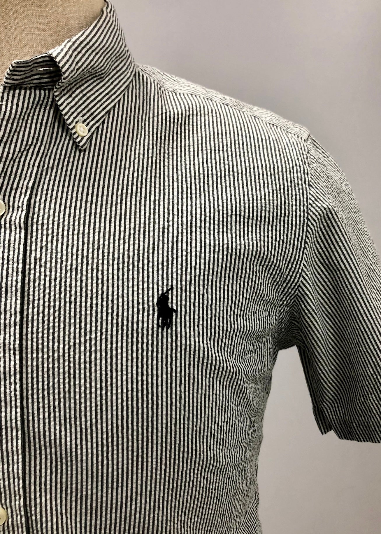 Camisa Polo Ralph Lauren 🏇🏼 Seersucker de rayas en color negro y blanco Talla S Entalle Regular