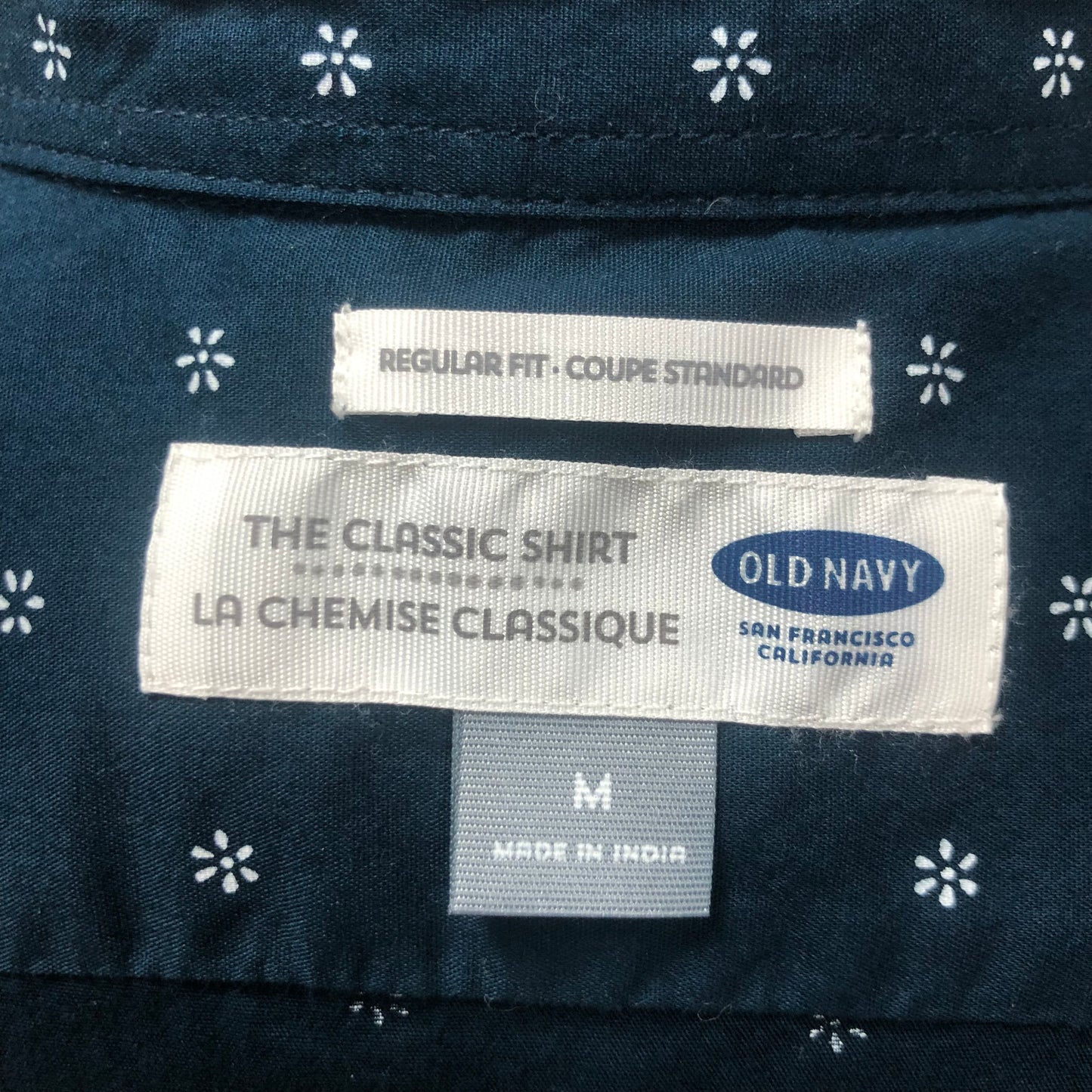 Camisa de botones Old Navy color azul navy con diseño de flor Talla M Entalle Regular