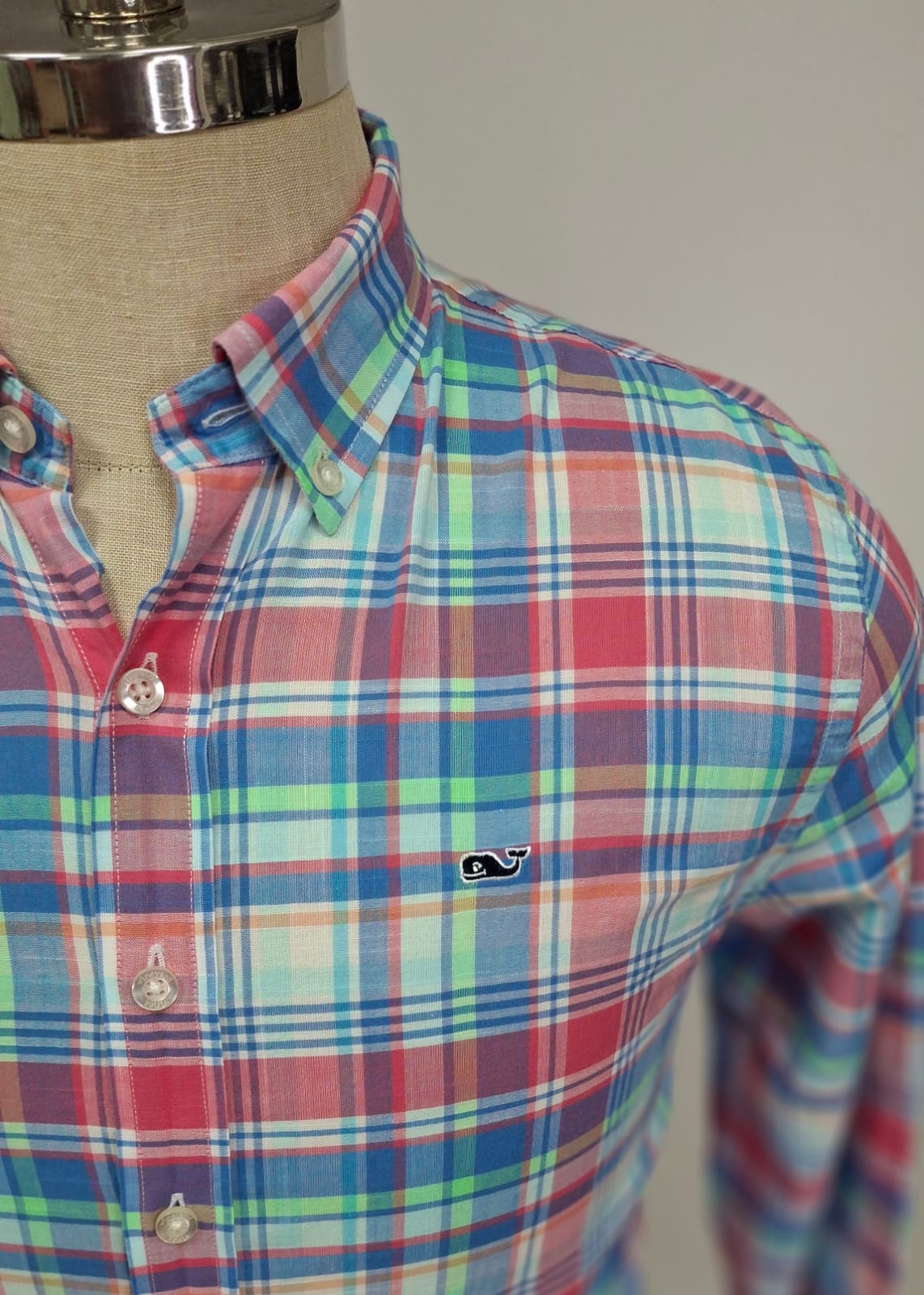 Camisa de niño Vineyard Vines 🐳 con patrón de cuadros en color celeste, rojo, verde y blanco Talla XL Entalle Regular