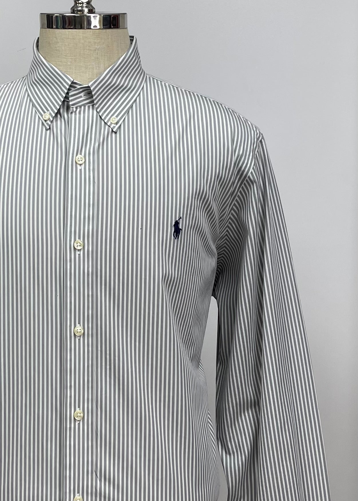 Camisa Polo Ralph Lauren 🏇🏼 color blanco con patrón de rayas en gris oscuro Talla XL Entalle Clásico