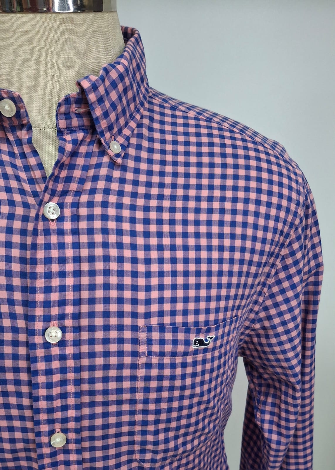 Camisa de botones Vineyard Vines 🐳 con patrón de cuadros en color rosado y azul Talla M Entalle Slim Fit