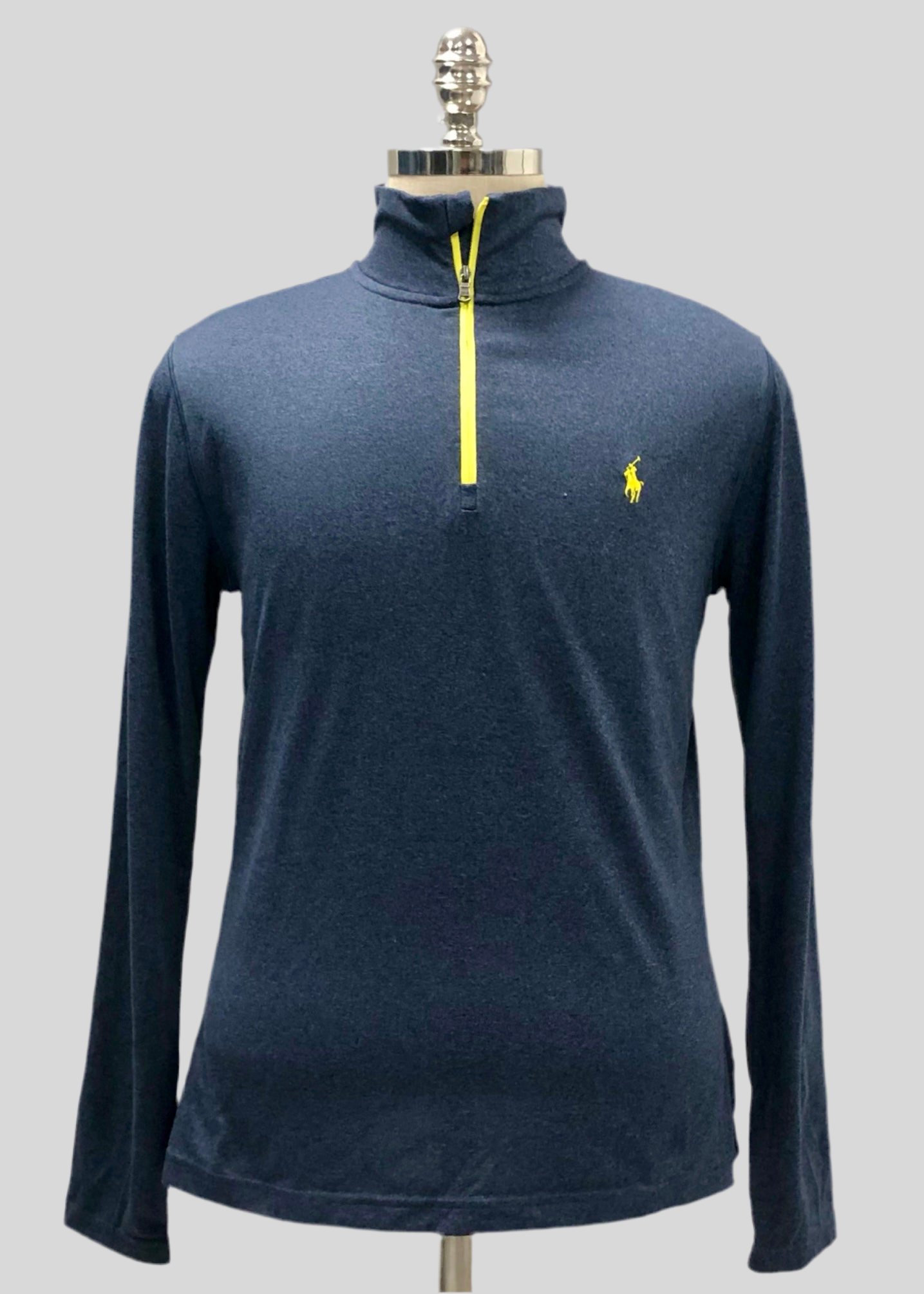 Sueter Jersey Polo Ralph Lauren 🏇🏼 Performance color azul grisaceo y logo en amarillo Talla M