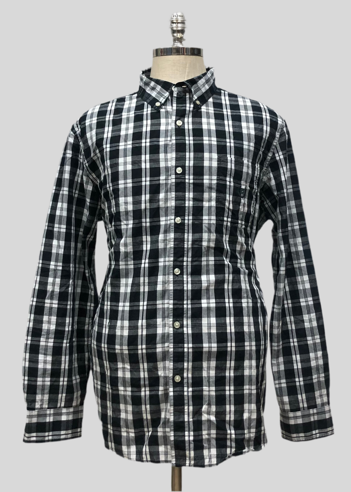 Camisa de botones Chaps con patron de cuadros en negro y blanco Talla XL Entalle Regular