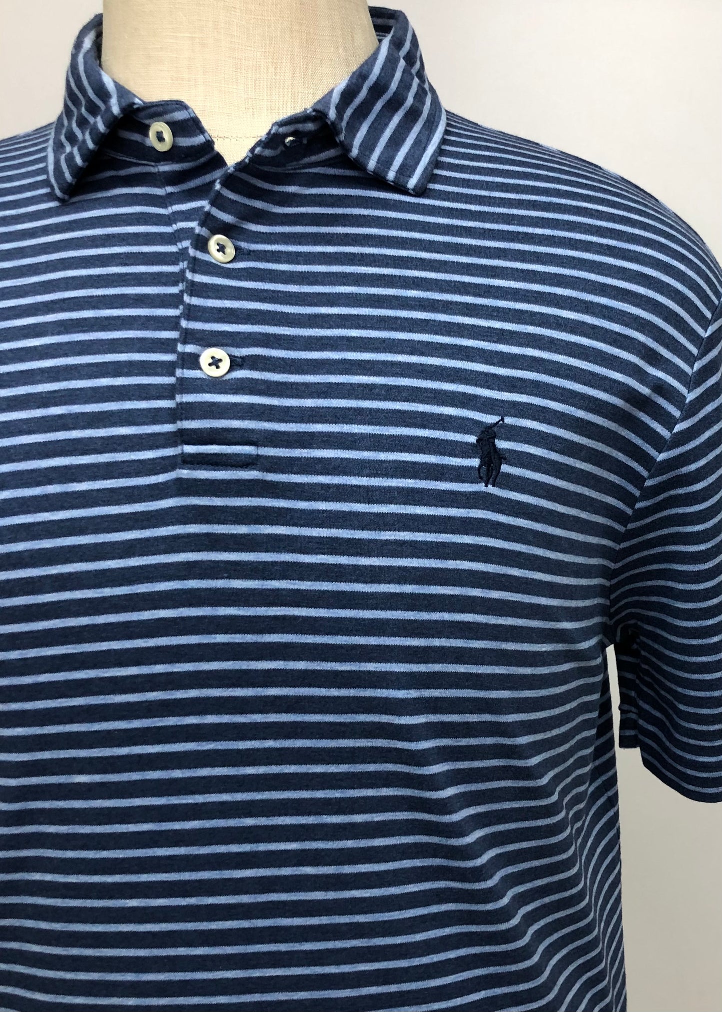 Camiseta Polo Ralph Lauren 🏇🏼 Con patrón de rayas color azul navy y celeste Talla L Entalle Clásico