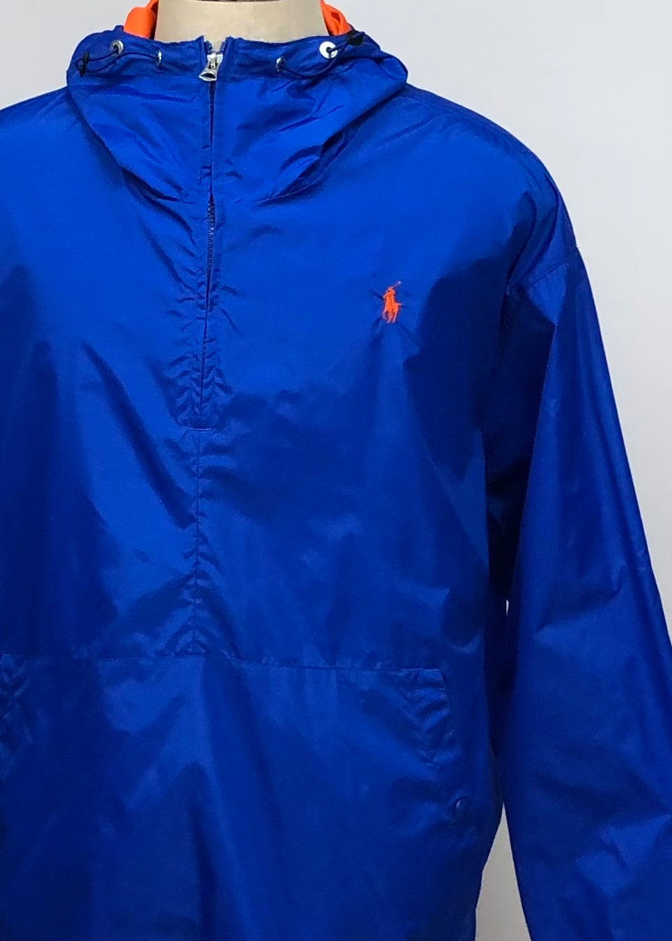 Jacket con capucha Polo Ralph Lauren 🏇🏼 Impermeable color azul intenso y con zíper de 1/4 con logo en color naranja Talla XL