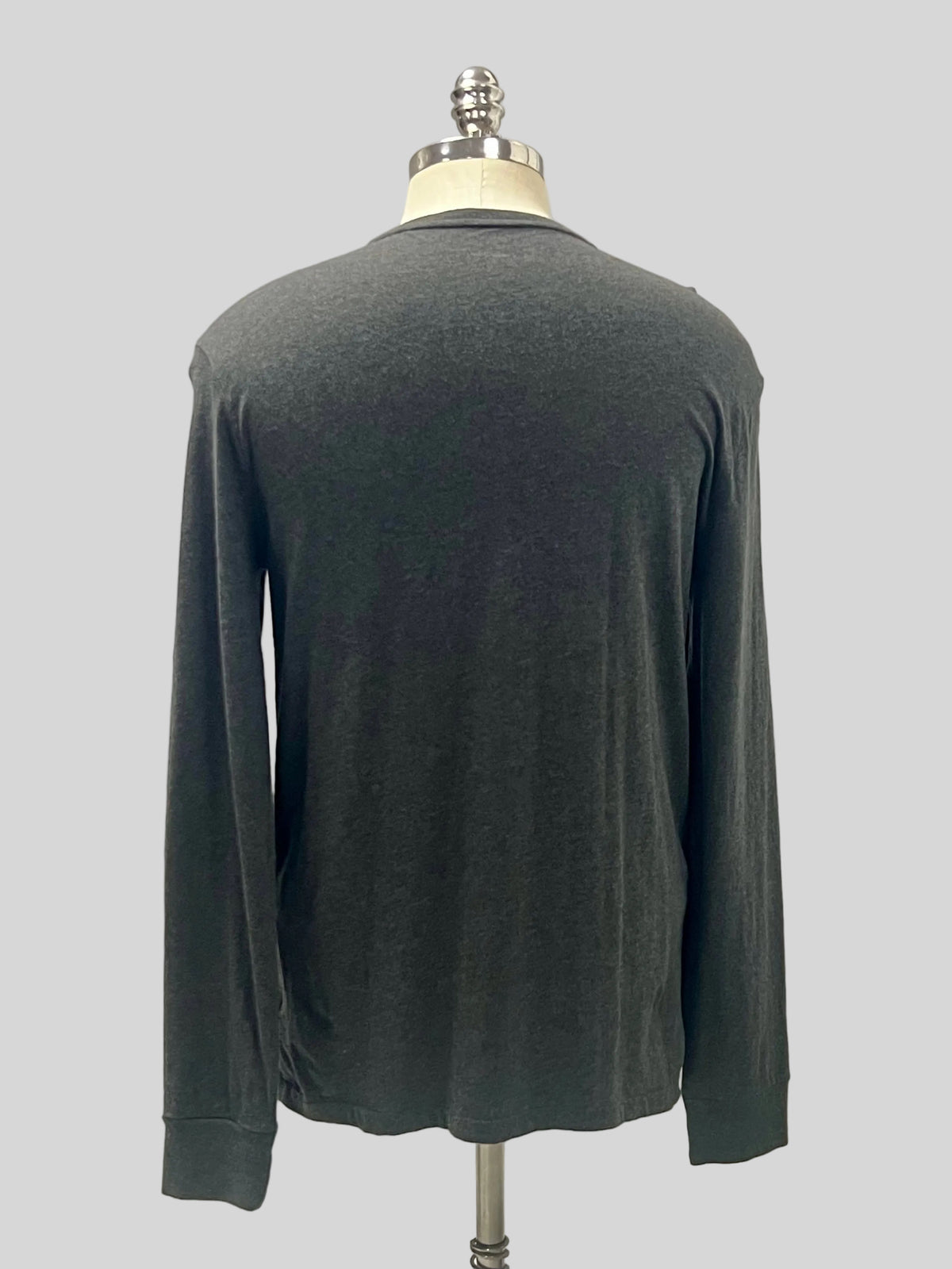 Camiseta cuello V Polo Ralph Lauren 🏇🏼 color gris oscuro con logo en rojo Talla Medium Entalle Regular