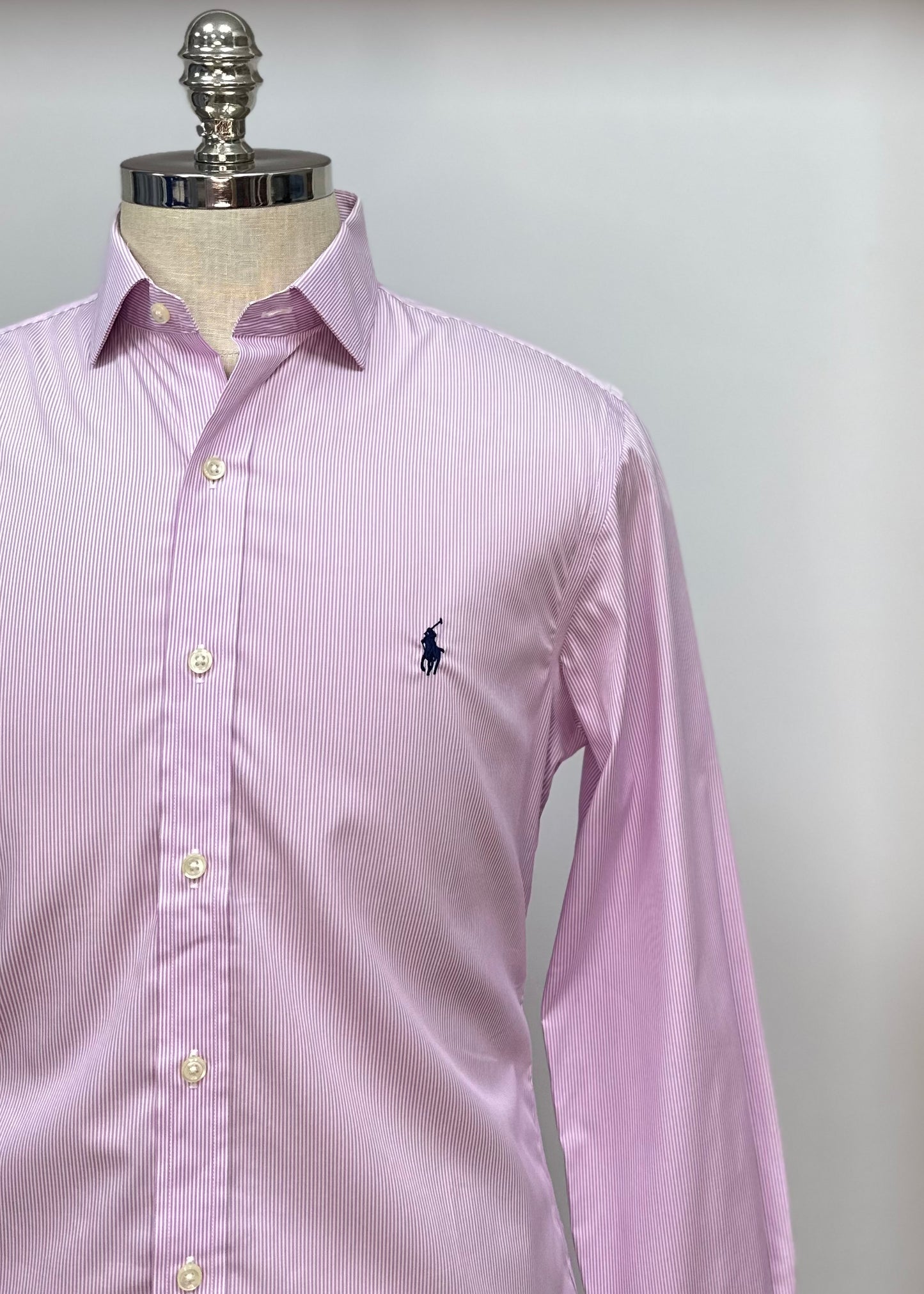 Camisa Polo Ralph Lauren 🏇🏼 color blanco con patron de rayas finas en color rosado Talla S Entalle Clásico