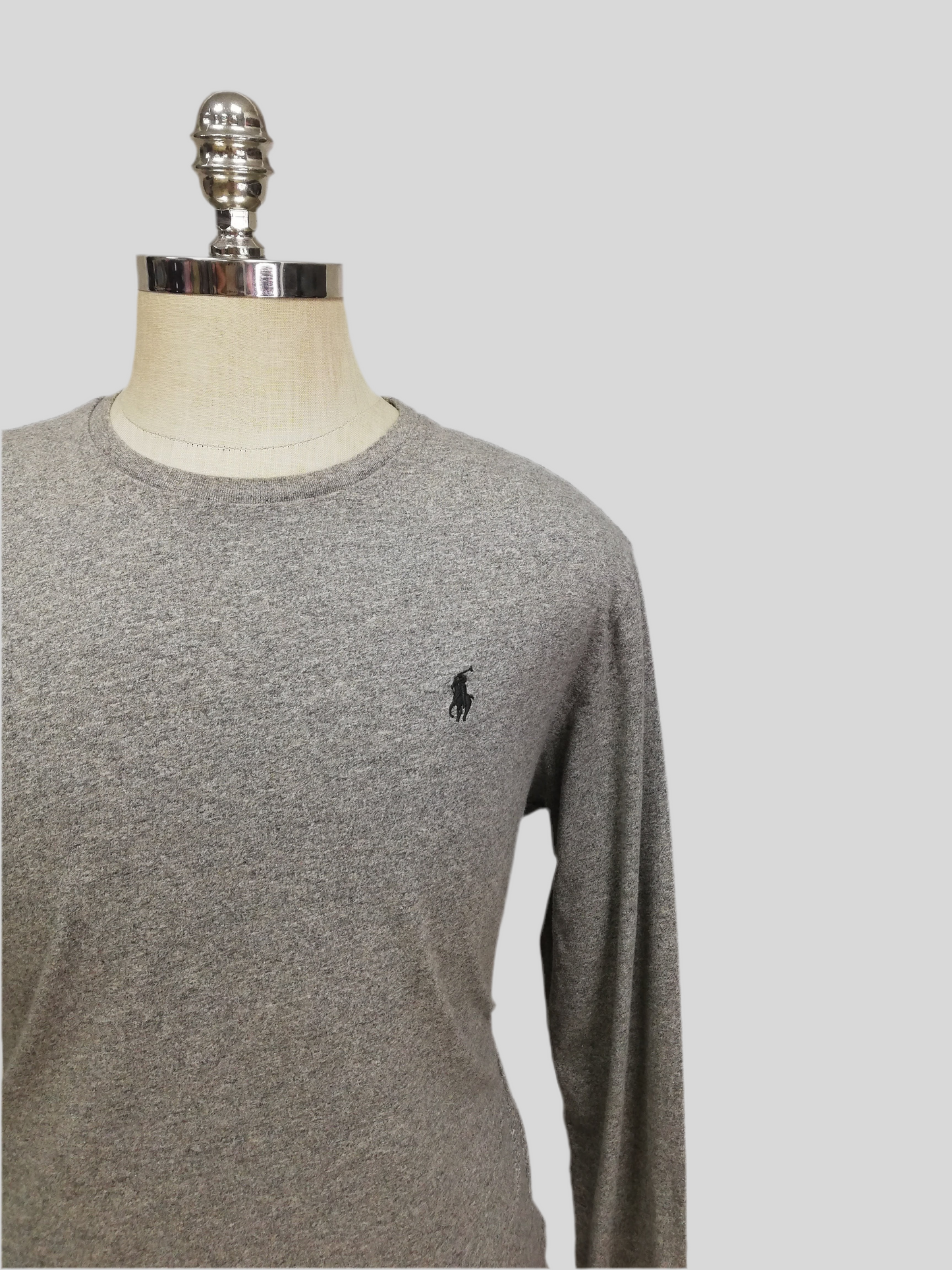 Camiseta cuello redondo Polo Ralph Lauren 🏇🏼 color gris claro manga larga Talla L Entalle Regular