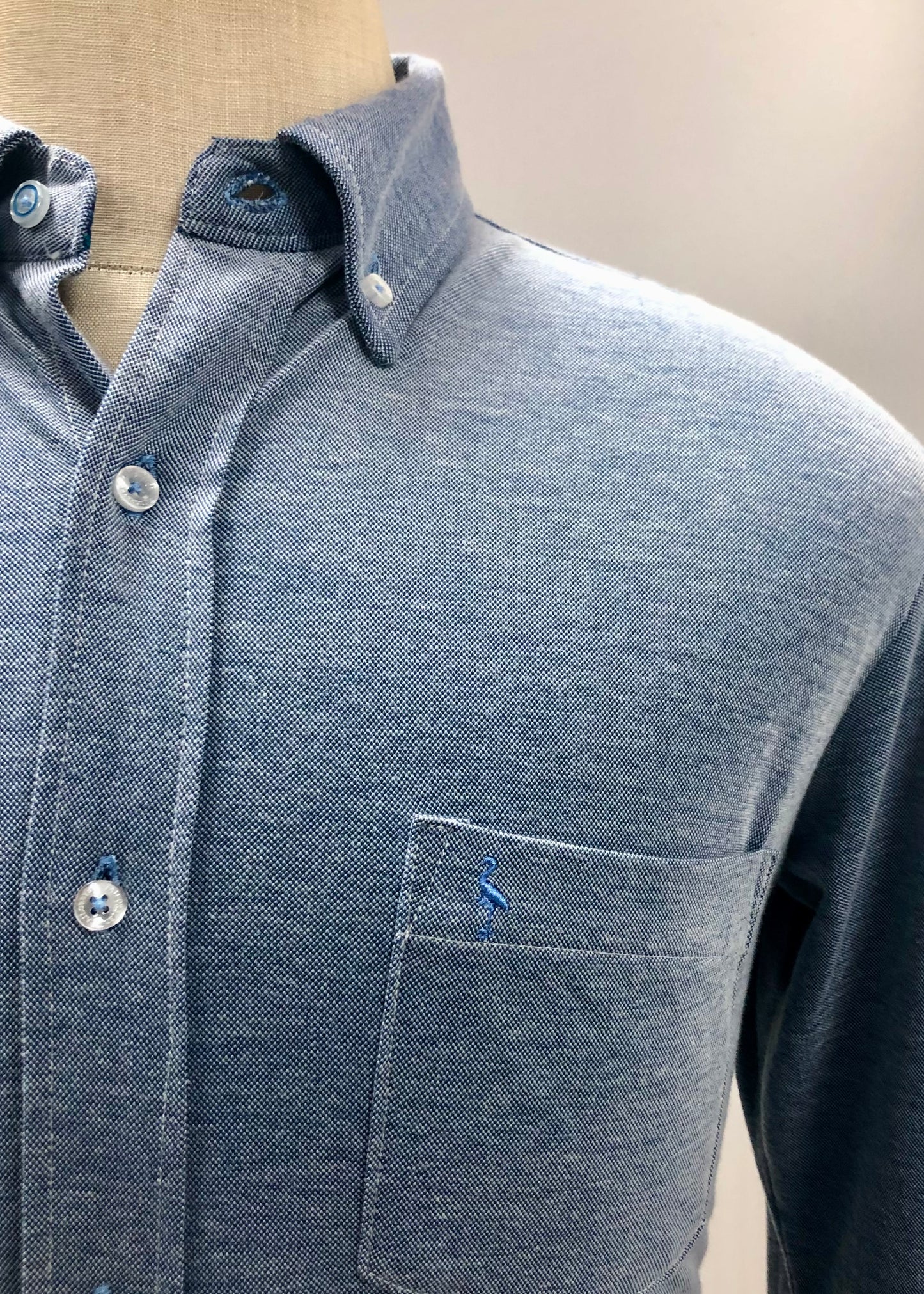 Camisa TailorByrd 🦩 Tela camiseta (Featherweight Mesh) en color azul grisáceo Talla M Entalle Regular