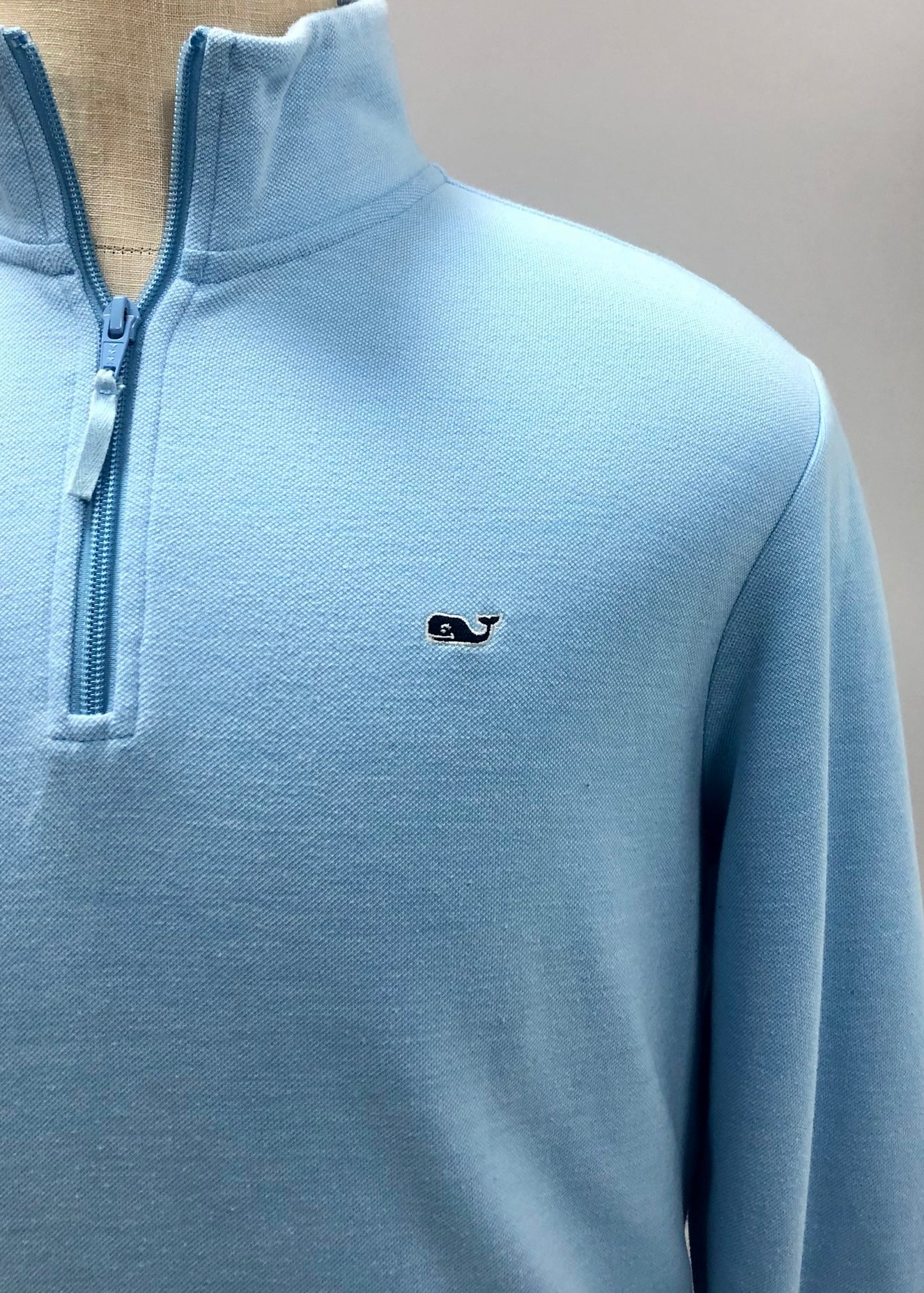 Sueter Jersey Vineyard Vines 🐳 color celeste claro con logo tradicional Tela algodón Pima Talla M