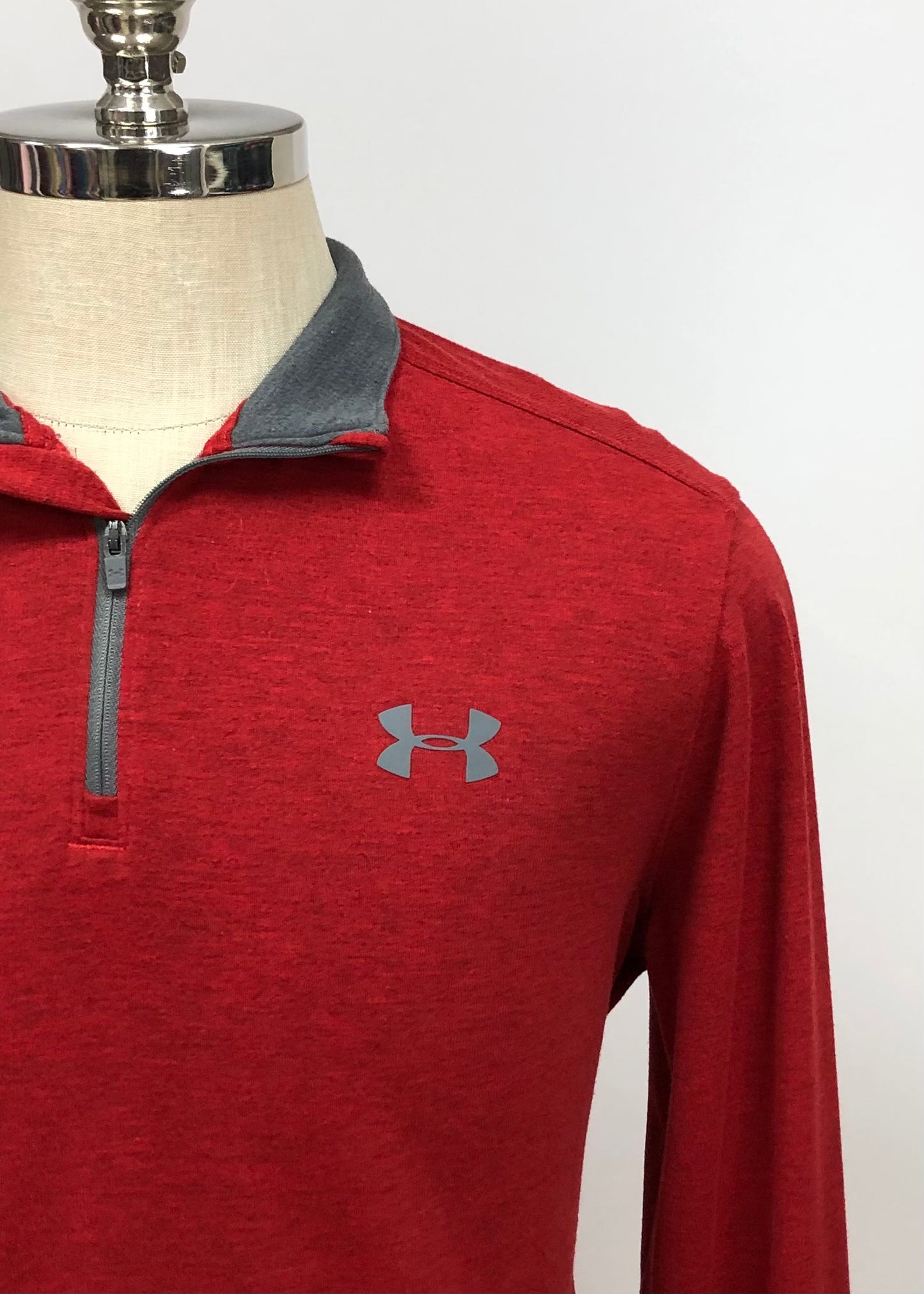 Sueter Jersey Under Armour 🏋🏽 color rojo degradado y logo en color gris Talla L