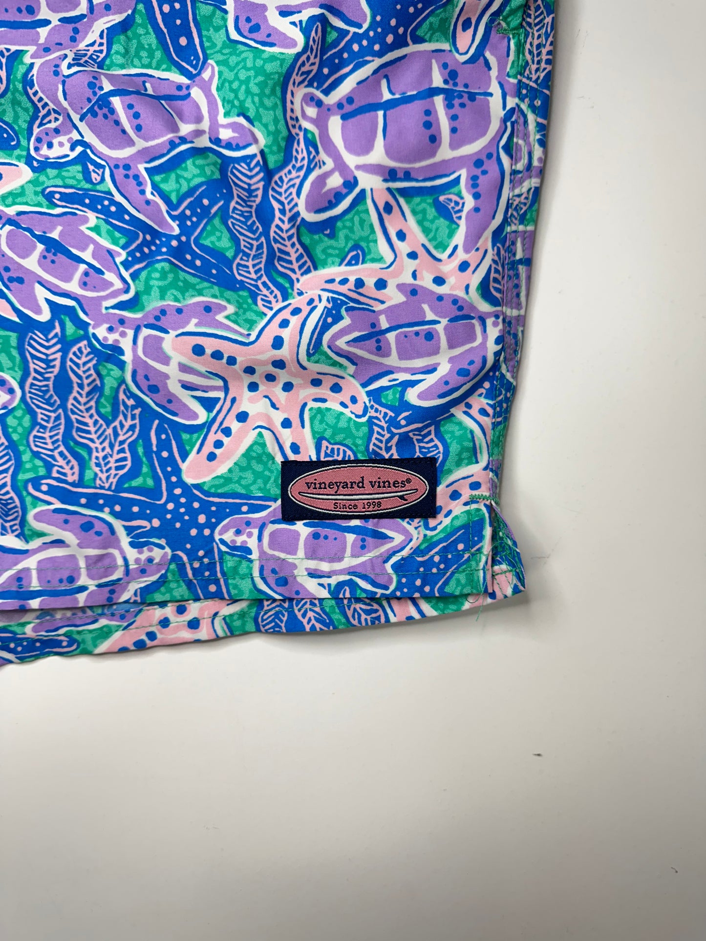 Short de baño Vineyard Vines 🐳 con diseño de tortugas en color morado y verde talla M