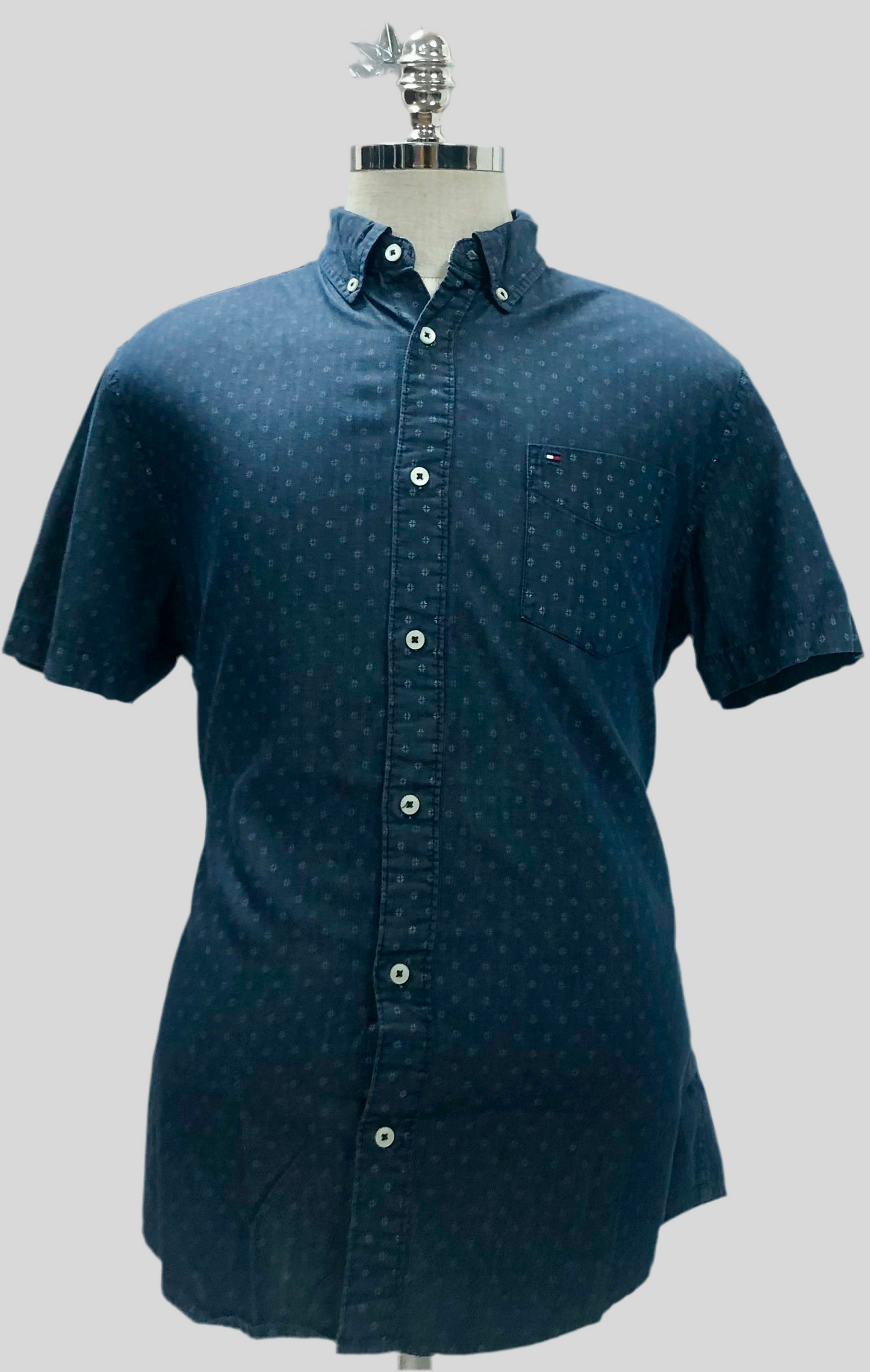 Camisa de botones Tommy Hilfiger 🇺🇸 en color gris oscuro y diseño de estrella Talla L Entalle Custom Fit (ver descripción)