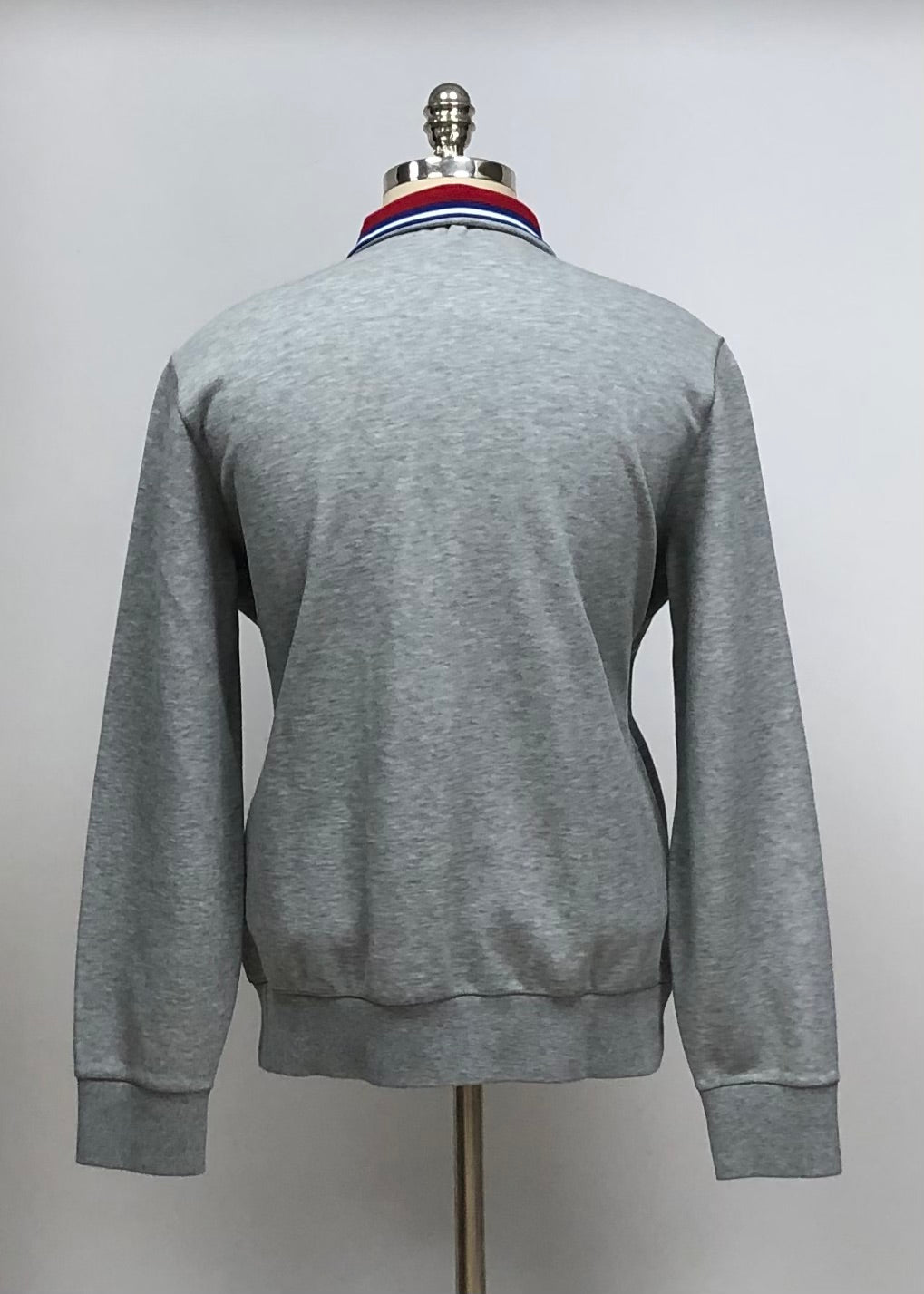 Sueter Jersey Polo Ralph Lauren 🏇🏼 color gris claro con diseño en cuello rojo, blanco y azul Talla L