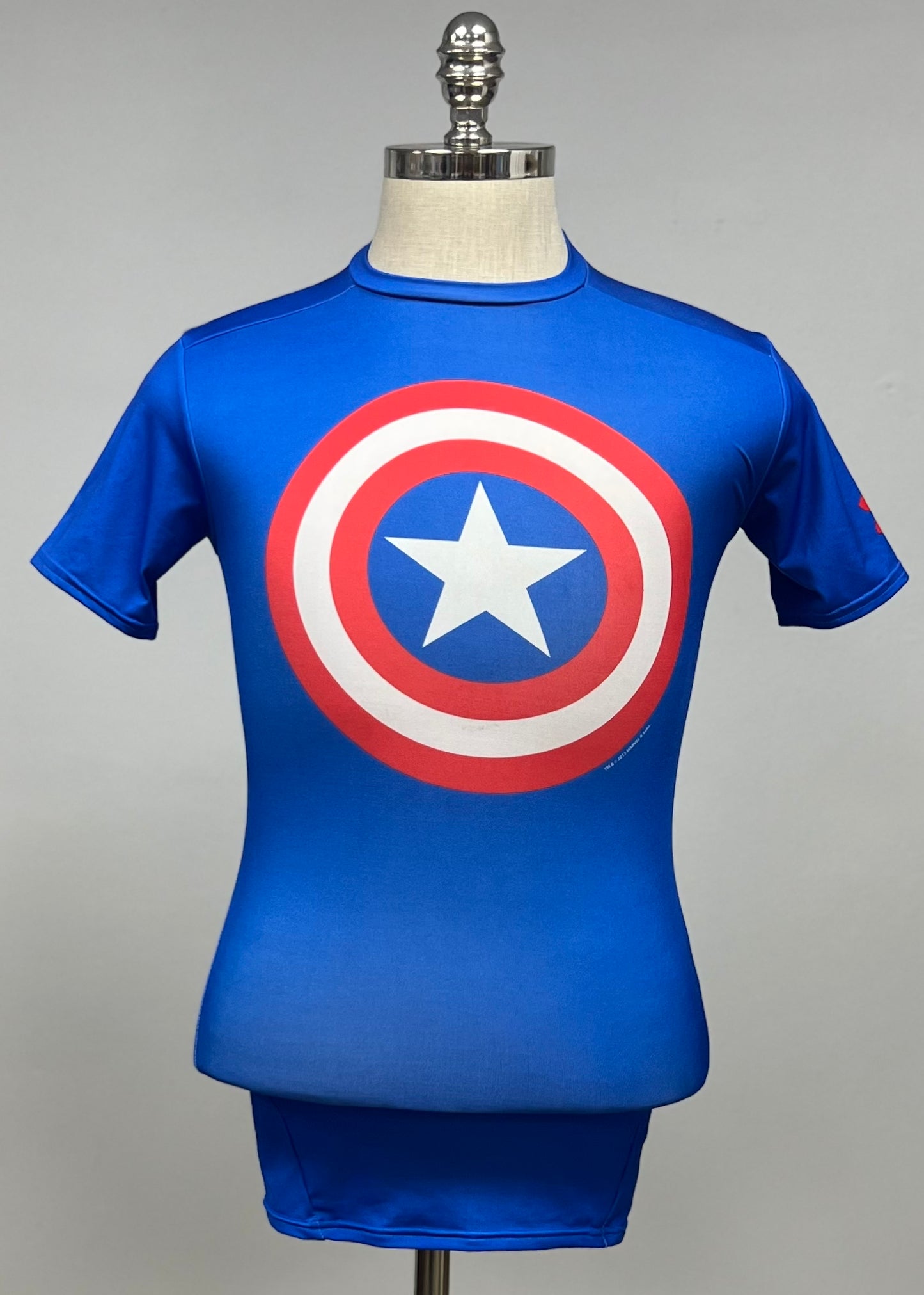 Camiseta de compresión Under Armour 🏋🏽 color azul con diseño de capitán america Talla M