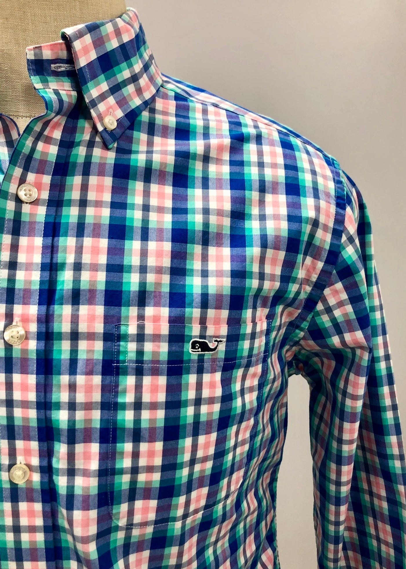 Camisa de botones Vineyard Vines 🐳 de cuadros en color azul, turquesa, rosado y blanco Talla M Entalle Slim Fit