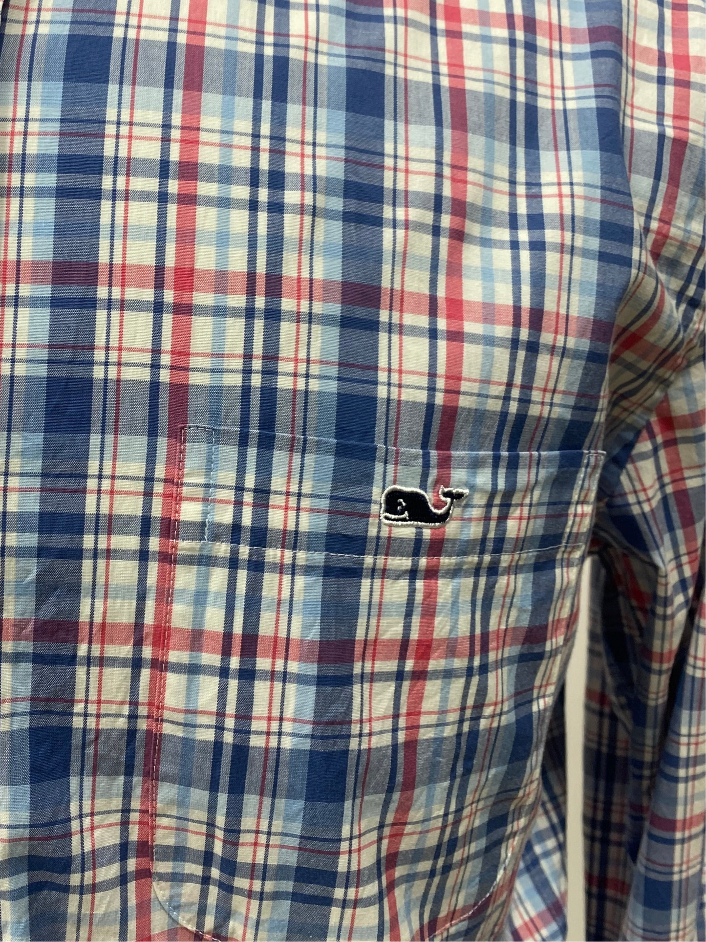 Camisa de botones Vineyard Vines 🐳 color blanco de cuadros en color rojo y azul Talla L Entalle Slim Fit