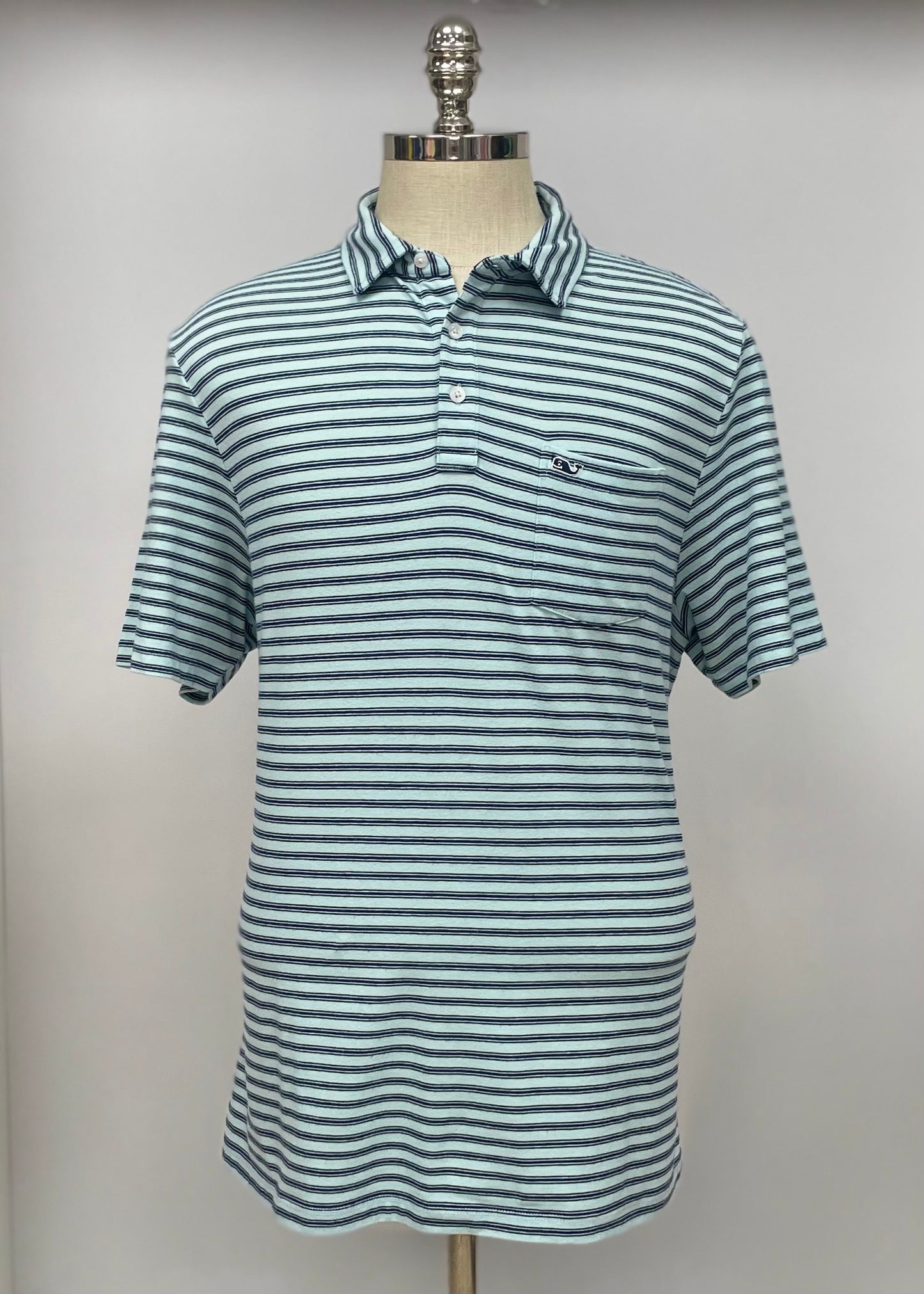 Camiseta Polo Vineyard Vines 🐳 color celeste claro con rayas en azul navy Talla L Entalle Regular