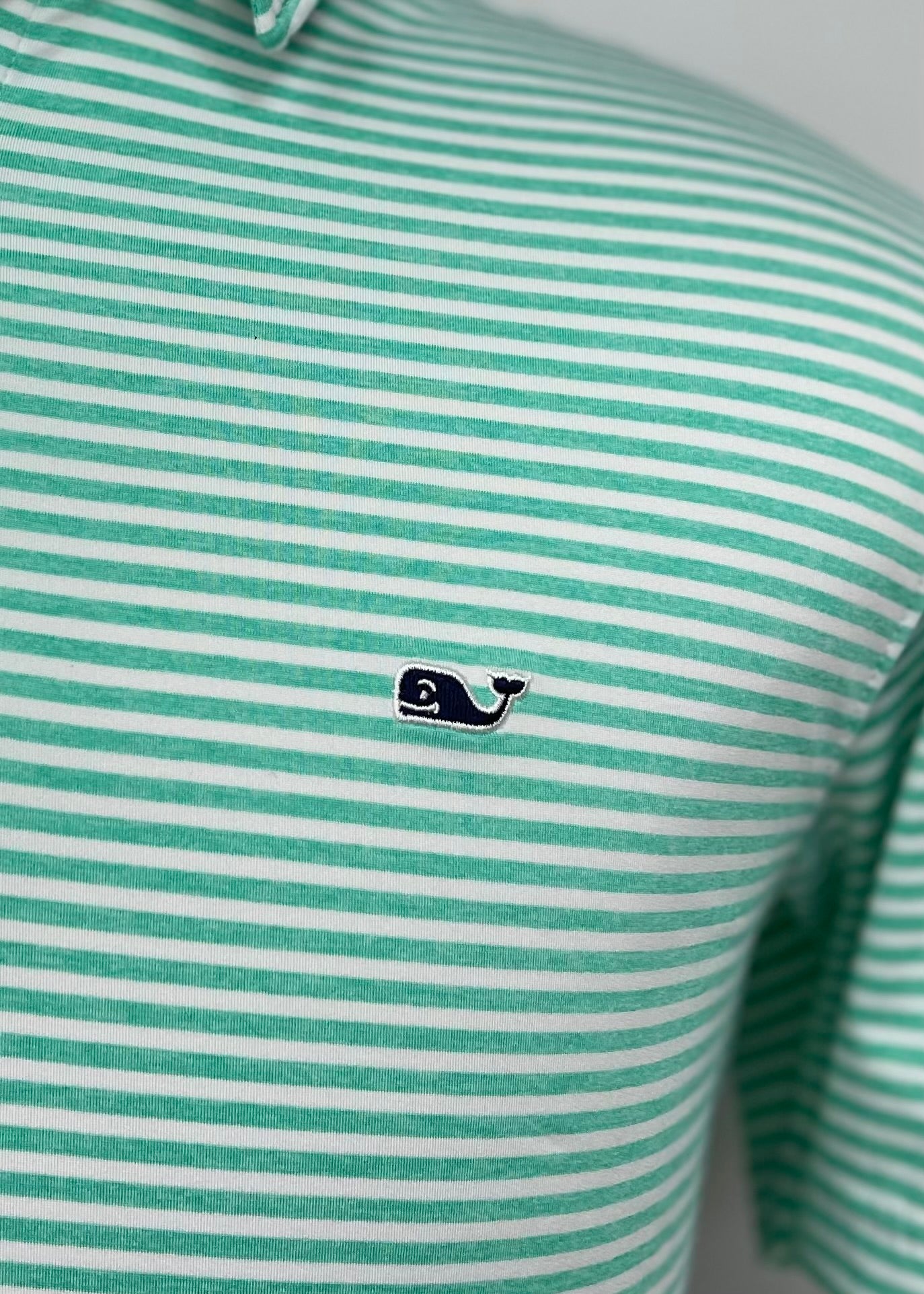 Camiseta Polo Vineyard Vines 🐳 Performance color blanco con rayas en verde claro Talla S Entalle Regular