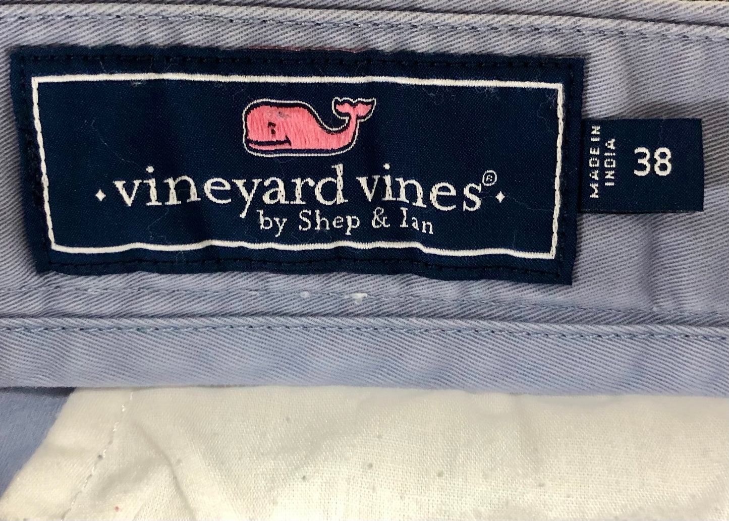 Short Casual Vineyard Vines 🐳 color gris azulado con diseño de logos talla 38