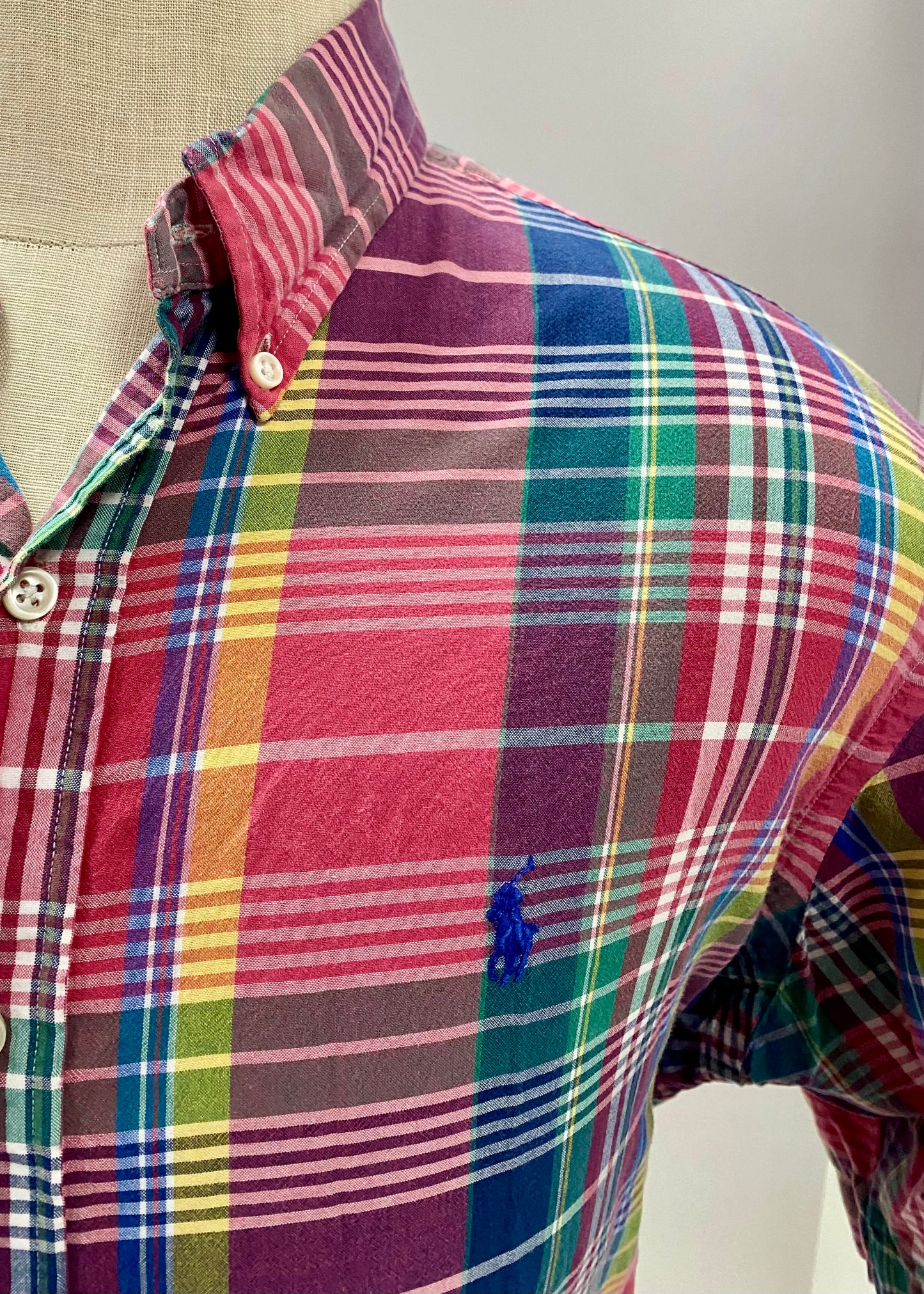 Camisa Polo Ralph Lauren 🏇🏼 con patron de cuadros tartan en rojo, azul y verde Talla XL Entalle Clásico