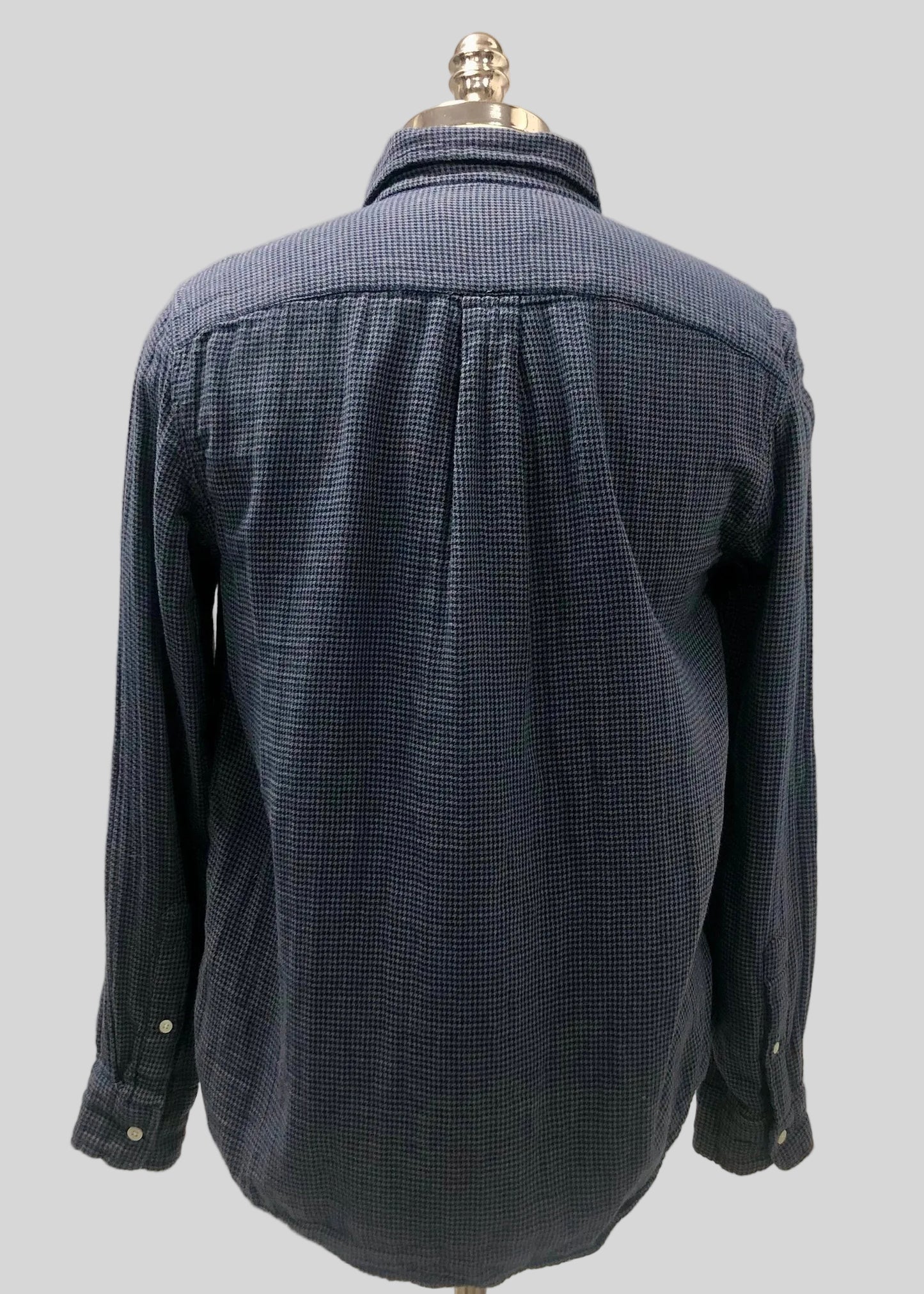 Camisa de botones Vineyard Vines 🐳 Tela de flanel de cuadros en color gris y azul navy Talla M Entalle Clásico