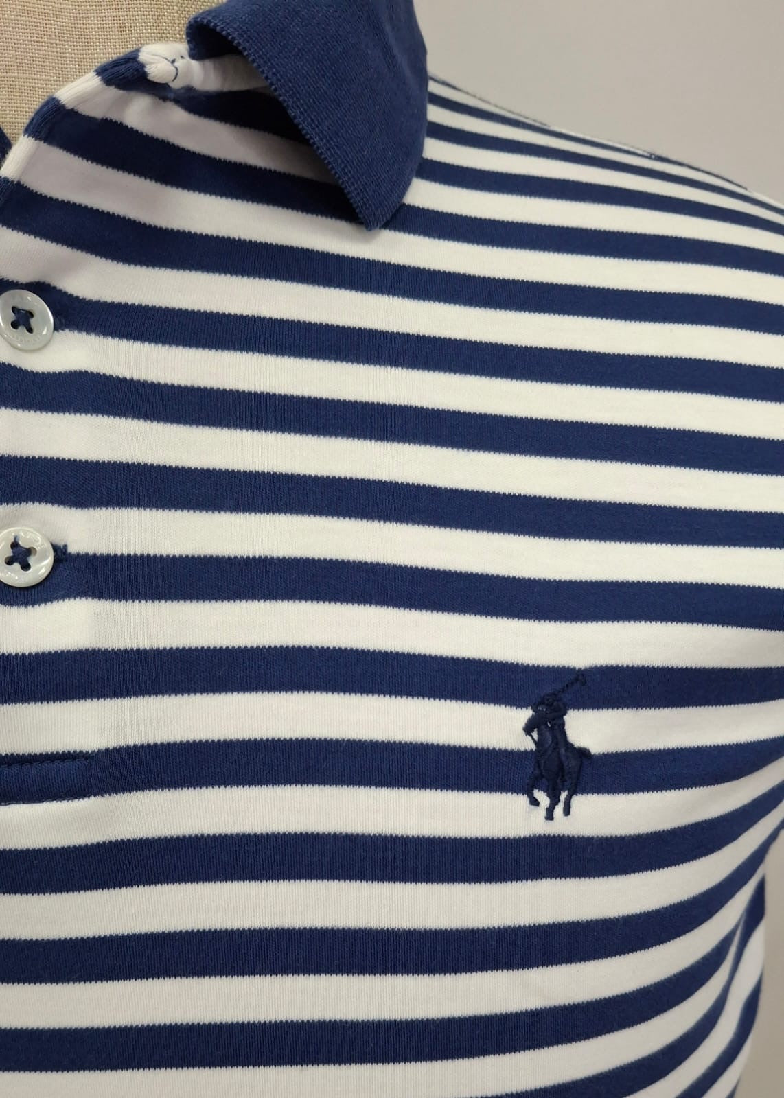 Camiseta Polo Ralph Lauren 🏇🏼 Color blanco con patrón de rayas color Azul navy Talla S Entalle Clásico