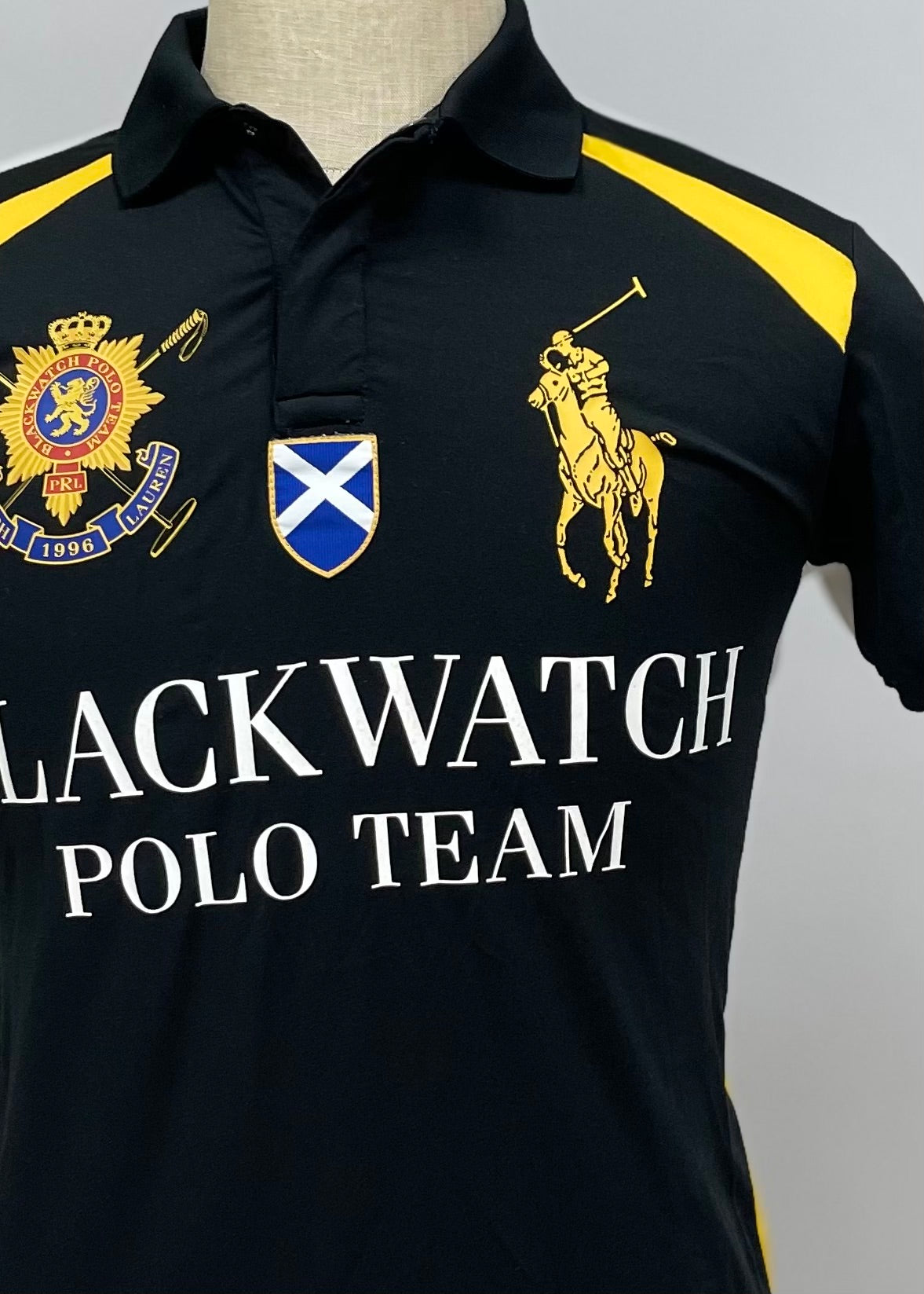 Camiseta Polo Ralph Lauren 🏇🏼 color negro con diseño Blackwatch Polo y con logo en amarillo Talla S Custom Fit