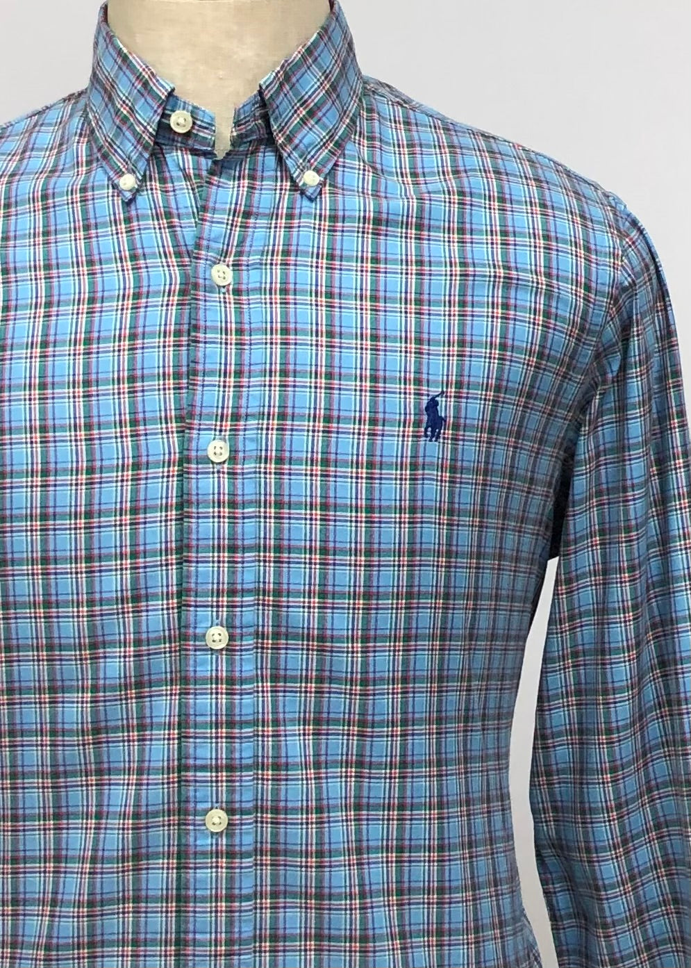 Camisa Polo Ralph Lauren 🏇🏼 color celeste con patron de cuadros en rojo y verde Talla M Entalle Regular