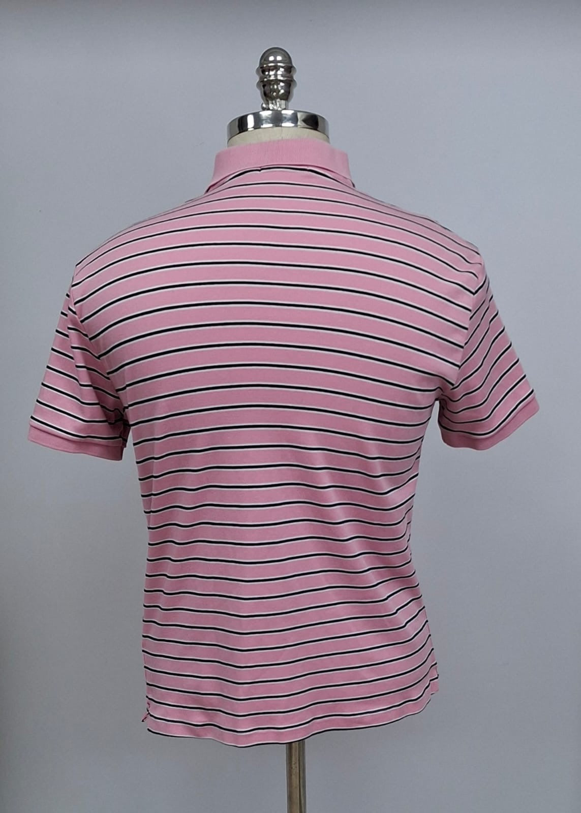 Camiseta Polo Ralph Lauren 🏇🏼 color rosado con patrón de rayas color negro y blanco Talla M Entalle Regular