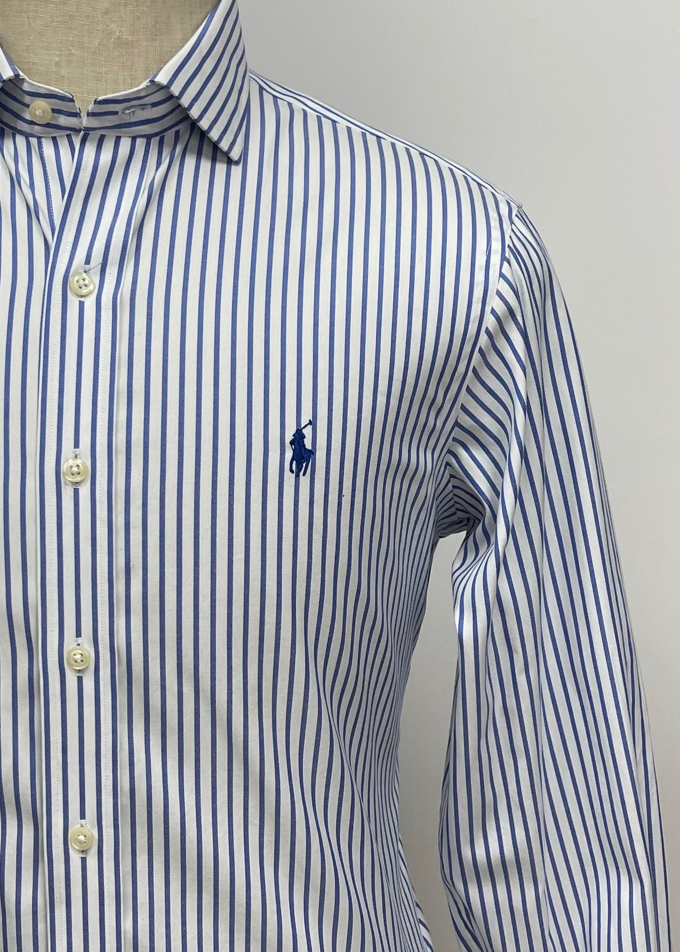 Camisa de botones Polo Ralph Lauren 🏇🏼 color blanco con rayas en color azul Talla M entalle clásico