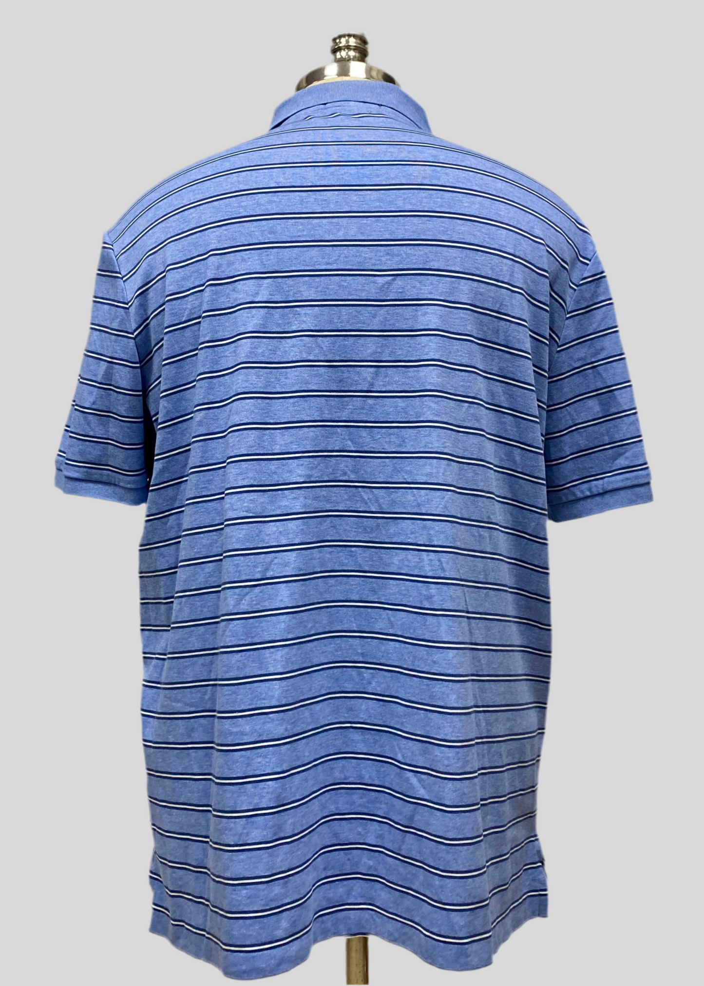 Camiseta Polo Ralph Lauren 🏇🏼 color celeste con patrón de rayas color negro y blanco Talla L Entalle Clásico