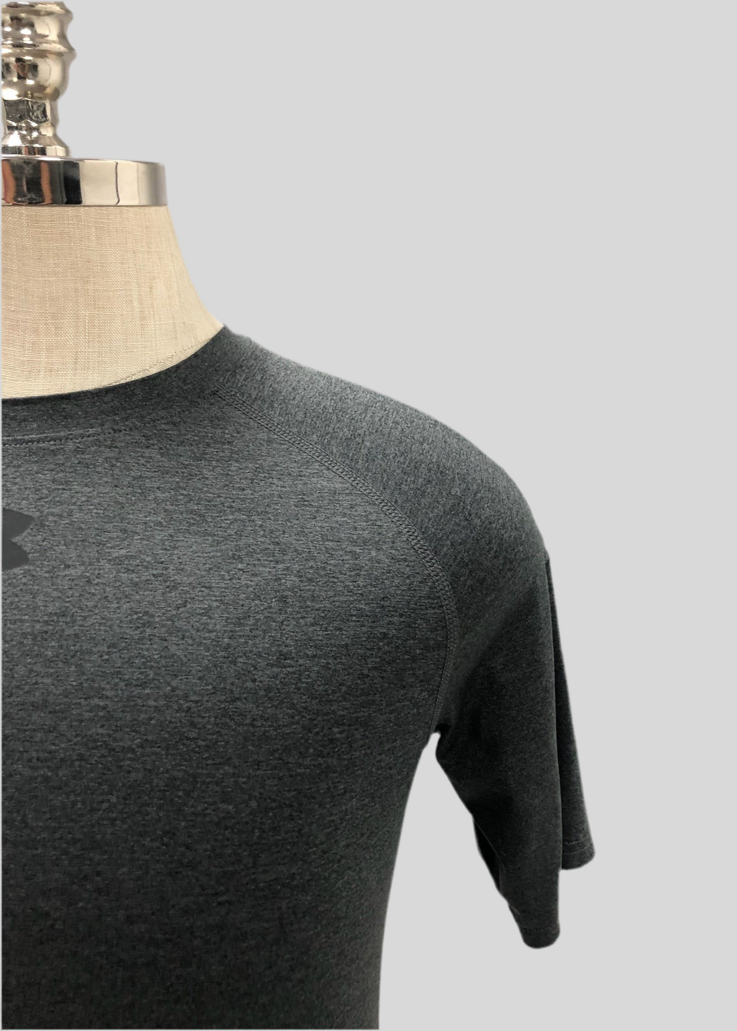 Camiseta de compresión Under Armour 🏋🏽 color gris y logo en gris oscuro Talla L (ver descripción)