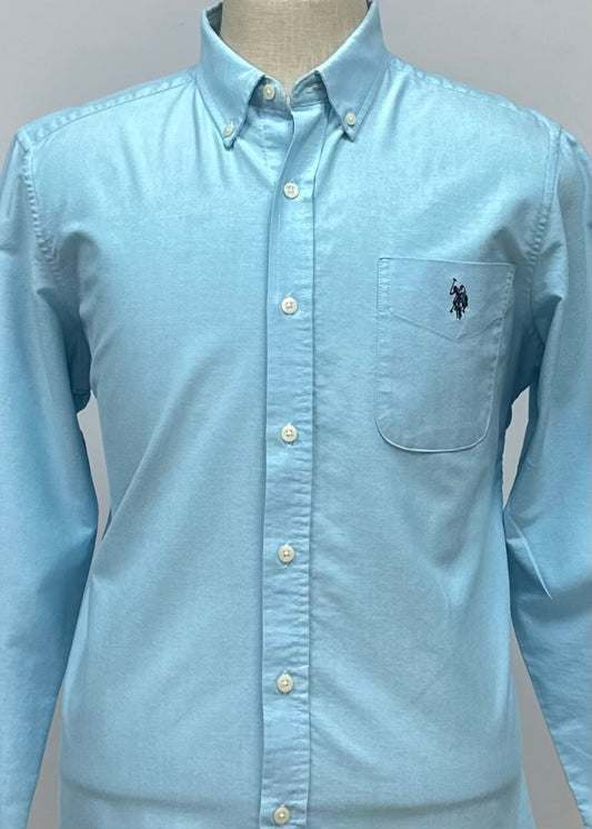 Camisa de botones U.S. Polo Assn. 🐎 en color celeste Talla L Entalle Regular