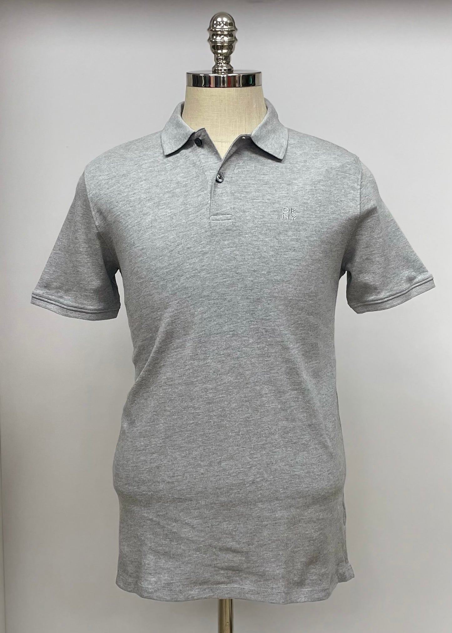 Camiseta Polo Donna Karan DKNY color gris claro Talla Small Entalle Regular