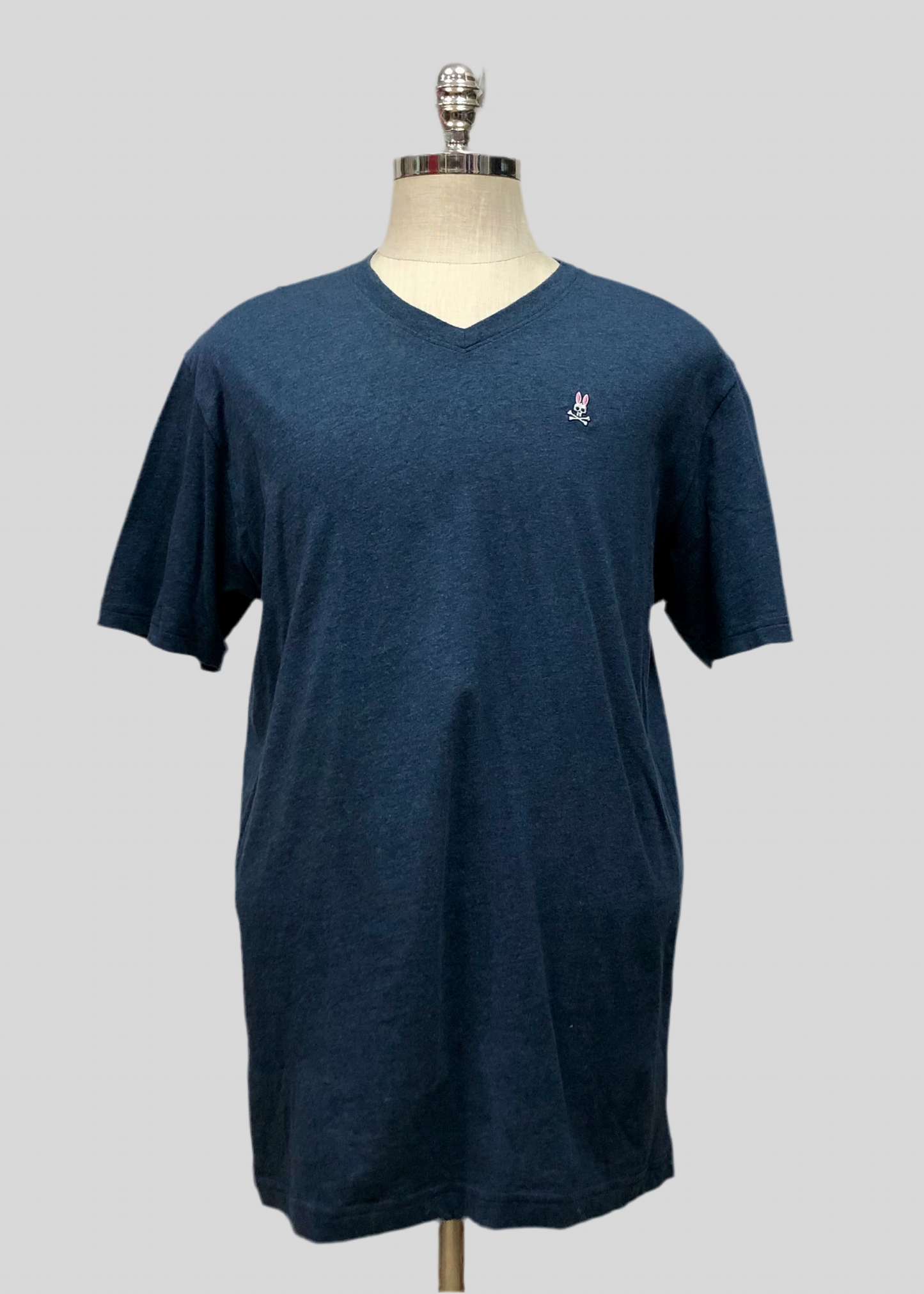Camiseta cuello V Psycho Bunny 🐰 color azul grisáceo con logo tradicional bordado Talla L