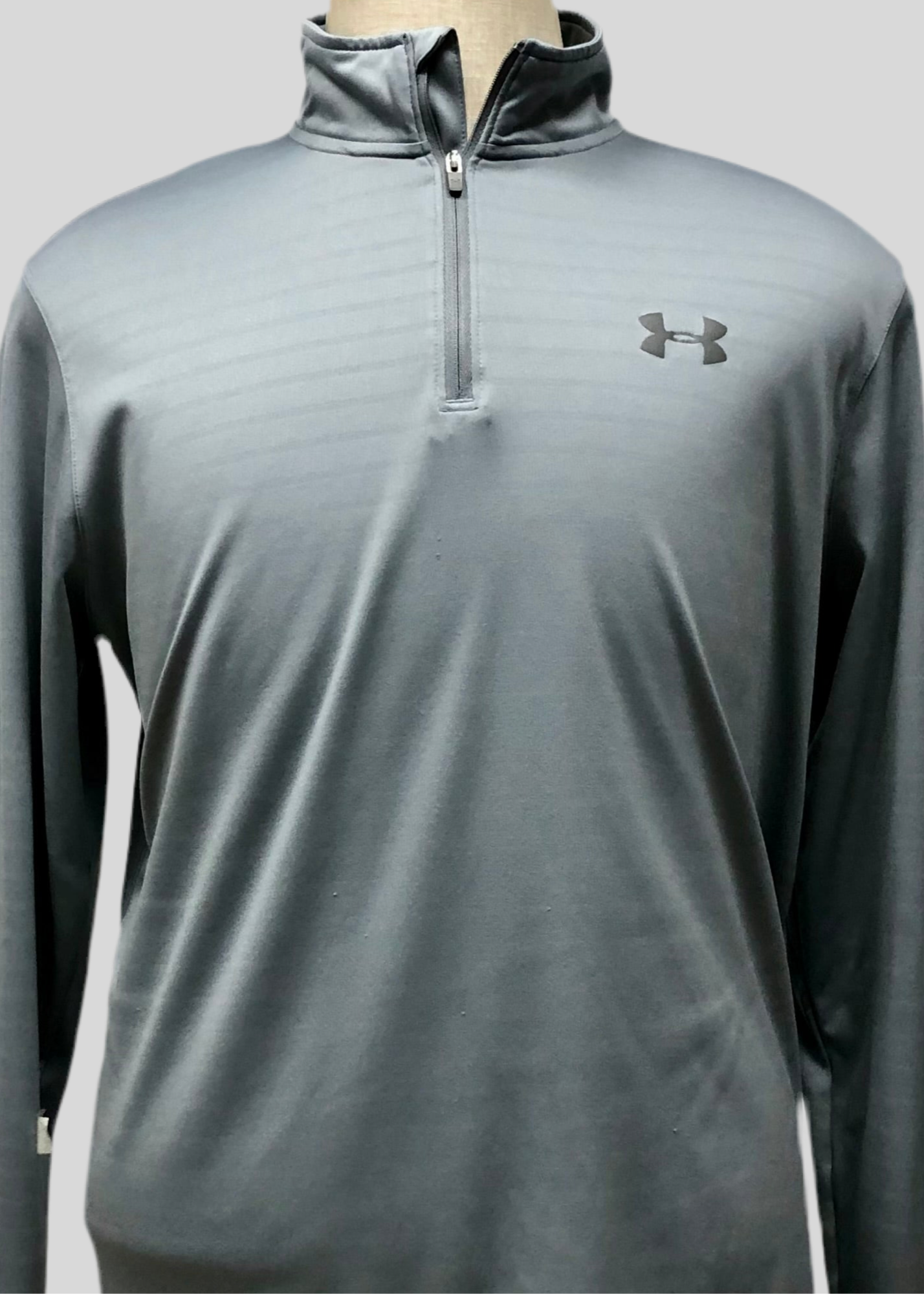 Sueter Jersey Under Armour 🏋🏽 color gris con logo en color gris oscuro Talla L (ver descripción)