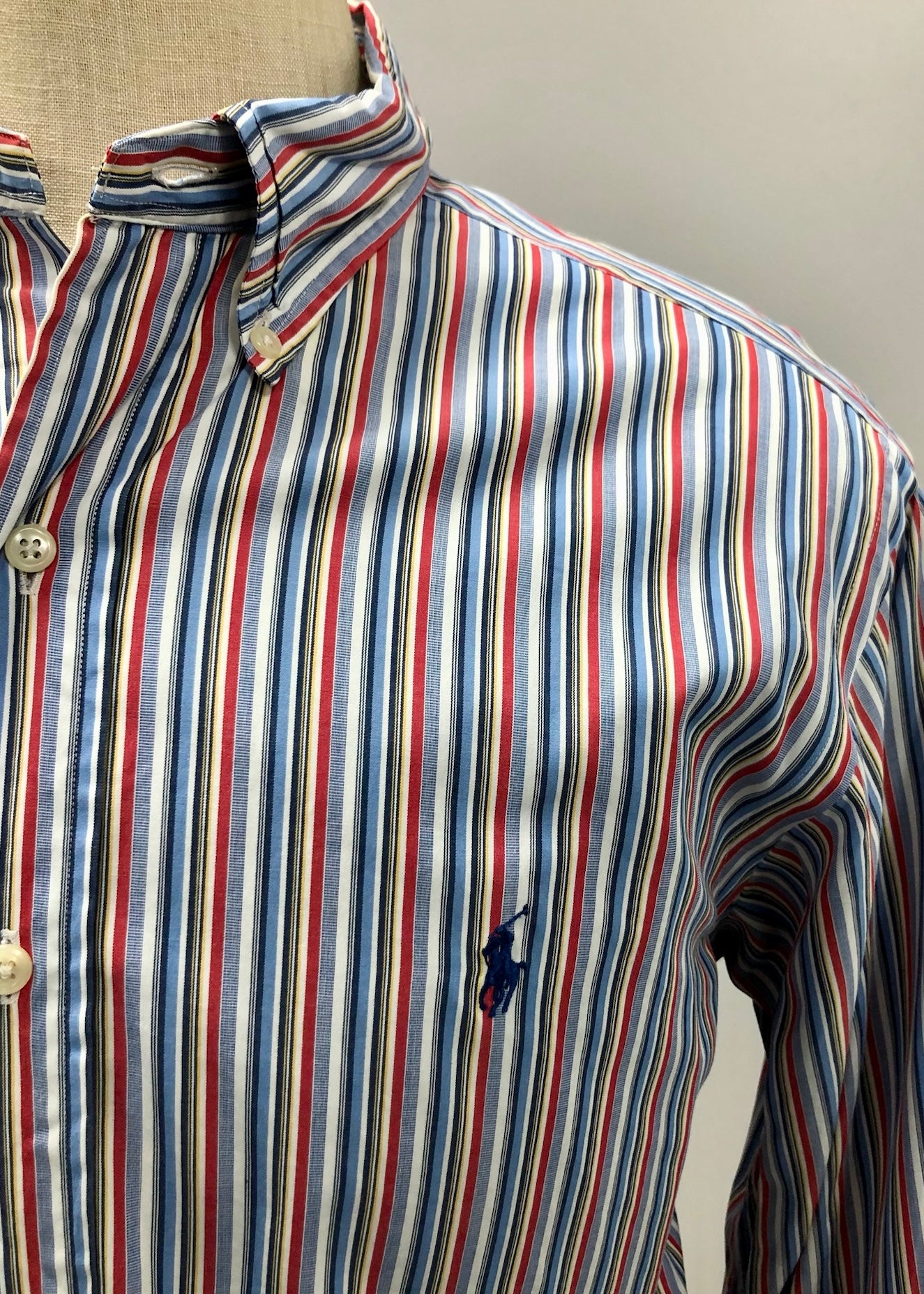 Camisa Polo Ralph Lauren 🏇🏼 de rayas en color rojo, azul y blanco Talla L Entalle Clásico
