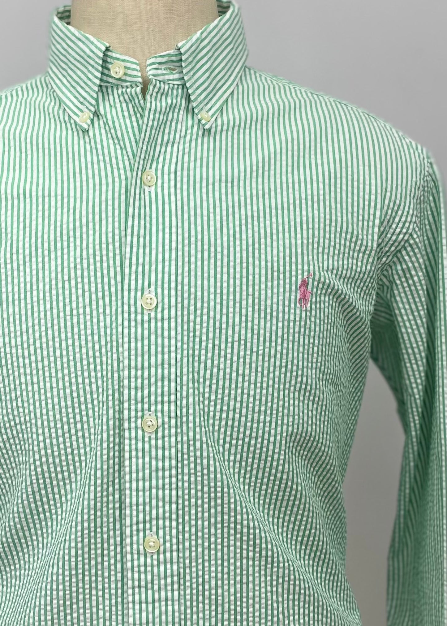 Camisa Polo Ralph Lauren 🏇🏼  Color blanco con patrón de rayas en verde Seersucker Talla L Entalle Clásico