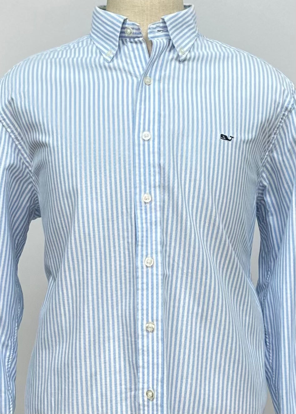 Camisa de botones Vineyard Vines 🐳 con patrón de rayas en color celeste y blanco Talla S Entalle Slim Fit