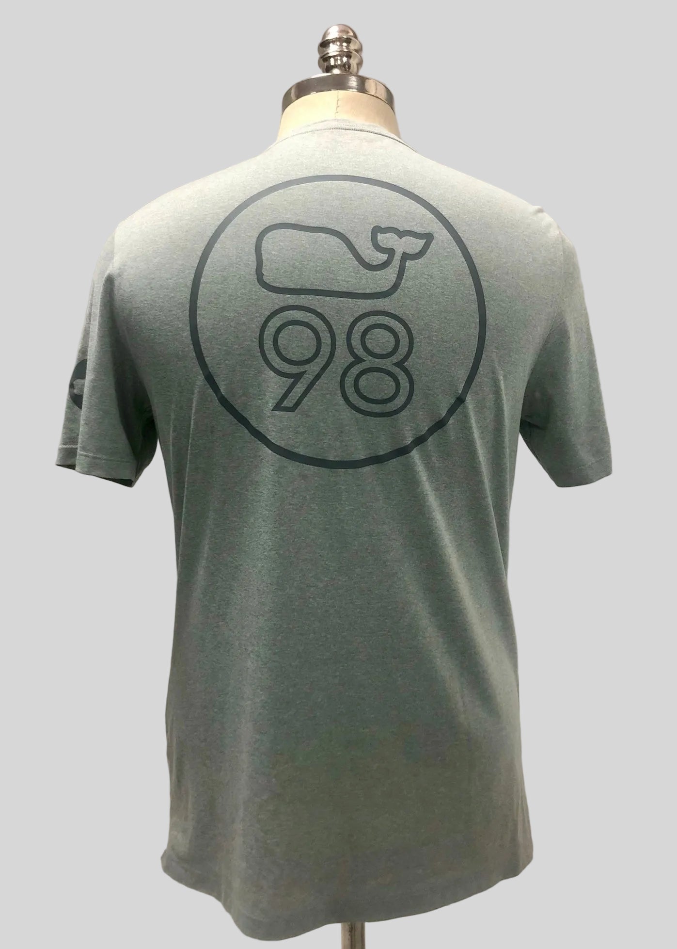 Camiseta cuello redondo Vineyard Vines 🐳 Performance color gris claro con Diseño de ballena Talla S