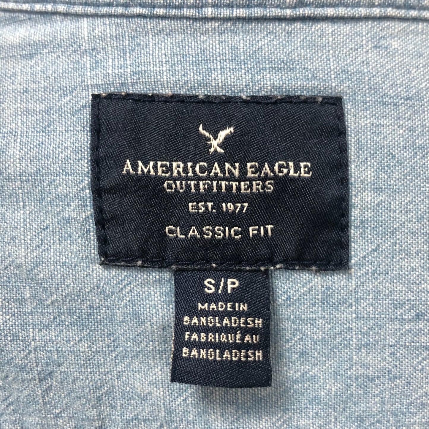 Camisa de botones American Eagle 🦅 de jeans color azul claro Talla S Entalle Clásico (ver descripción)