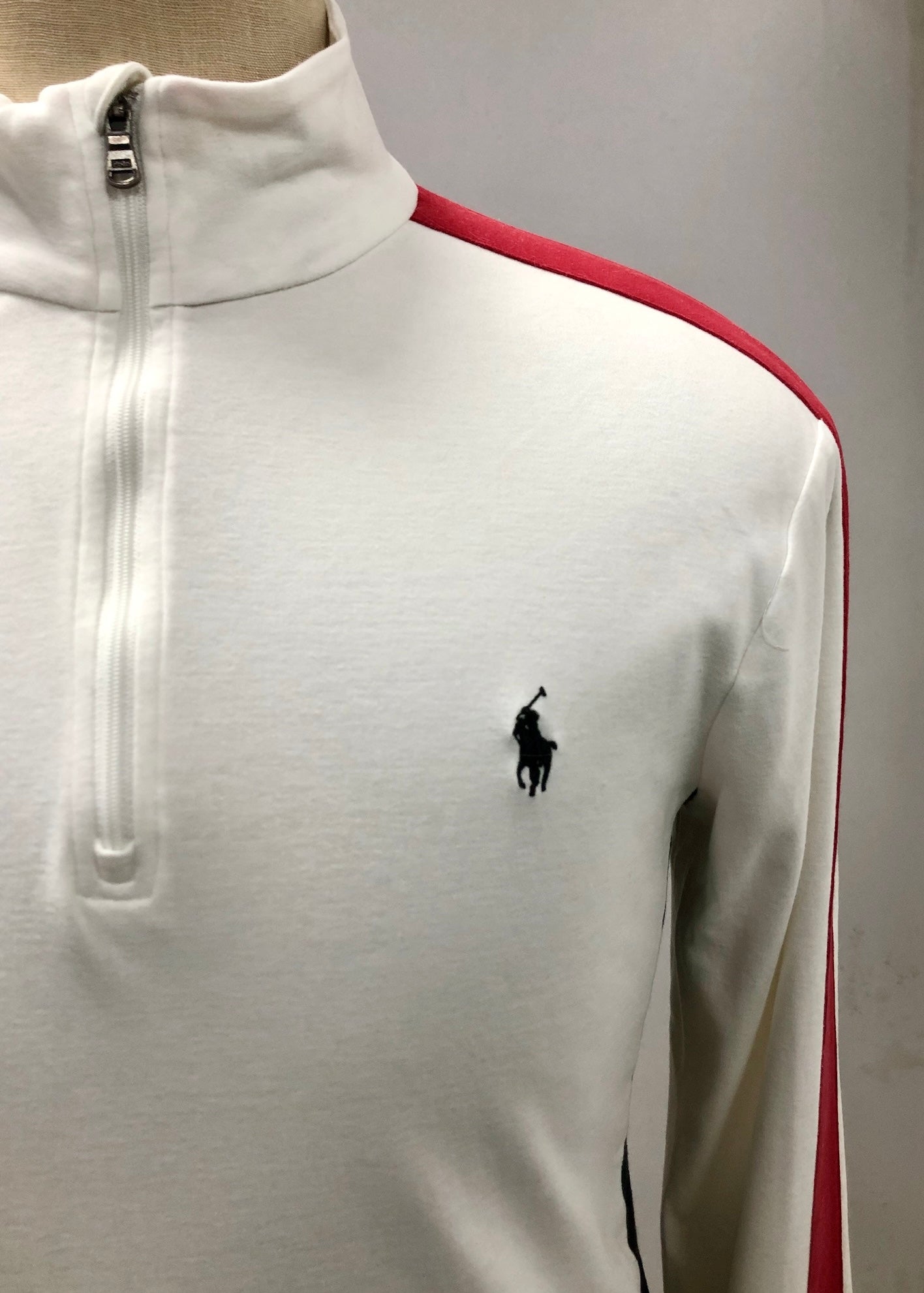 Sueter Jersey Polo Ralph Lauren 🏇🏼 color blanco con lineas en rojo Talla M
