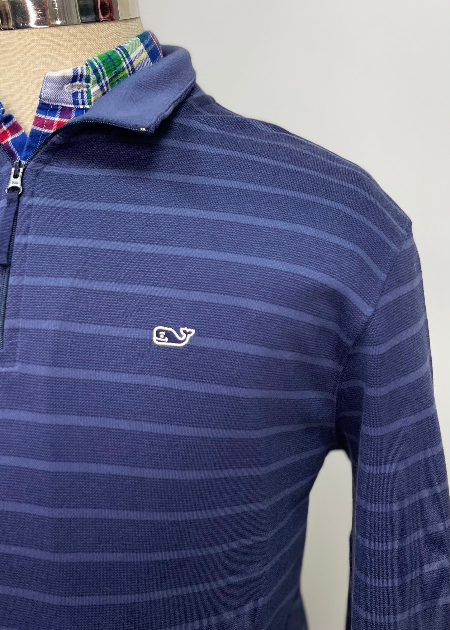 Sueter Jersey Vineyard Vines 🐳 de rayas en color azul oscuro con logo tradicional Tela algodón Pima Talla M